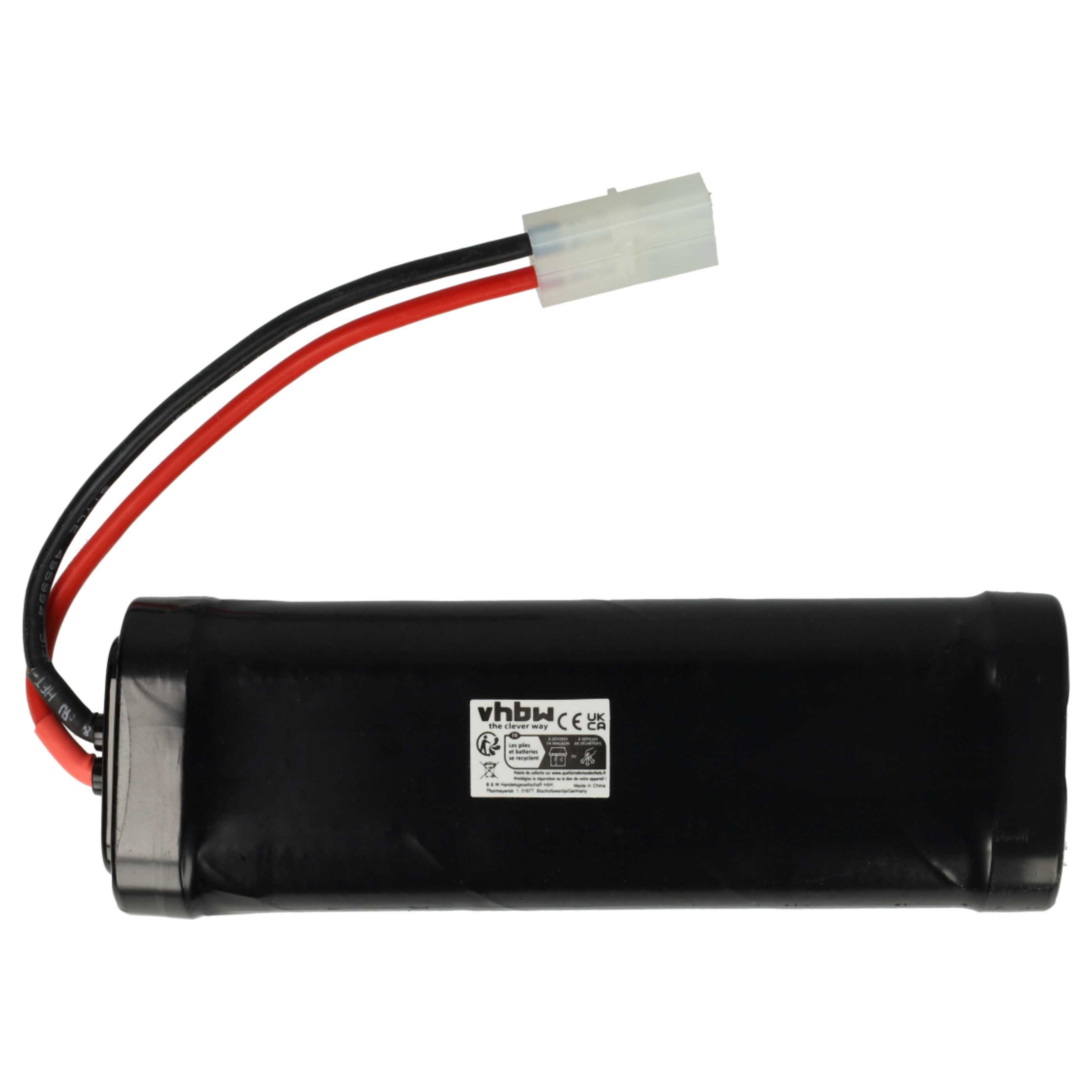 Ein schwarzer Akku mit roten und schwarzen Drähten, die an einen weißen Stecker angeschlossen sind. Der Akku hat ein Produktetikett.