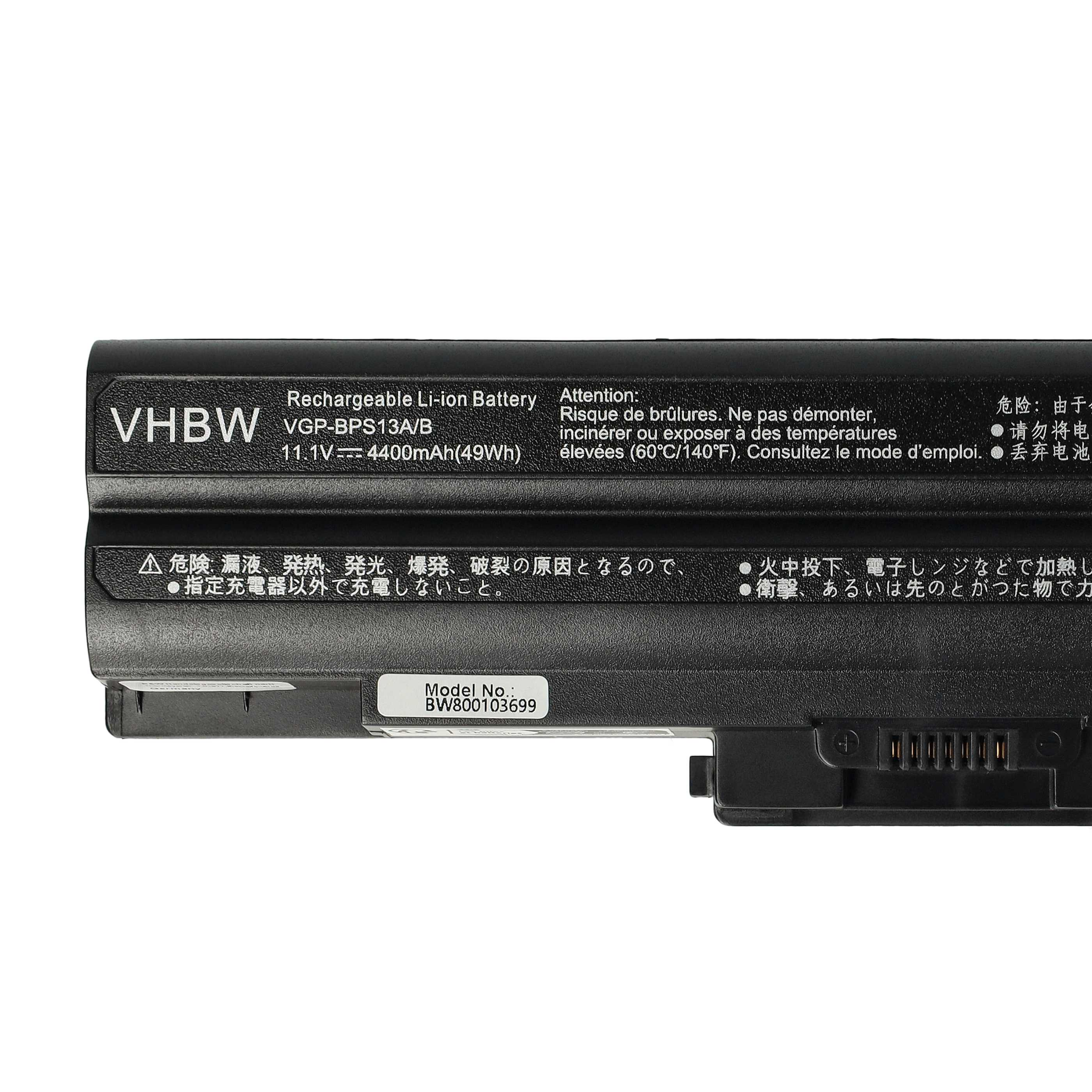 Schwarzer VHBW-Laptop-Akku mit Warnhinweisen. Der Text enthält Modellnummer und Spannung. Akku liegt auf weißer Oberfläche.