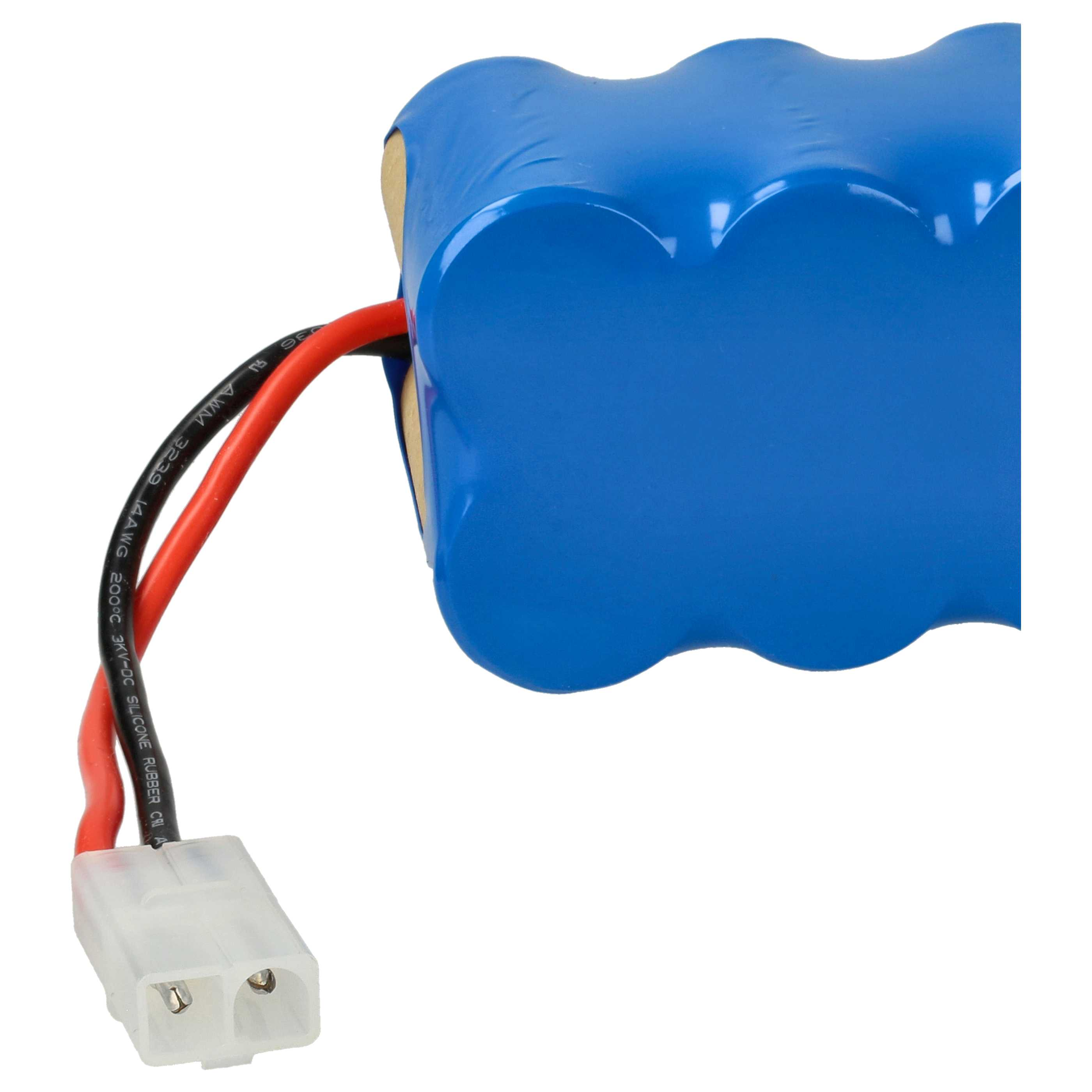 Ein blaues Akkupack mit roten und schwarzen Drähten und einem weißen Stecker. Der Hintergrund ist weiß.