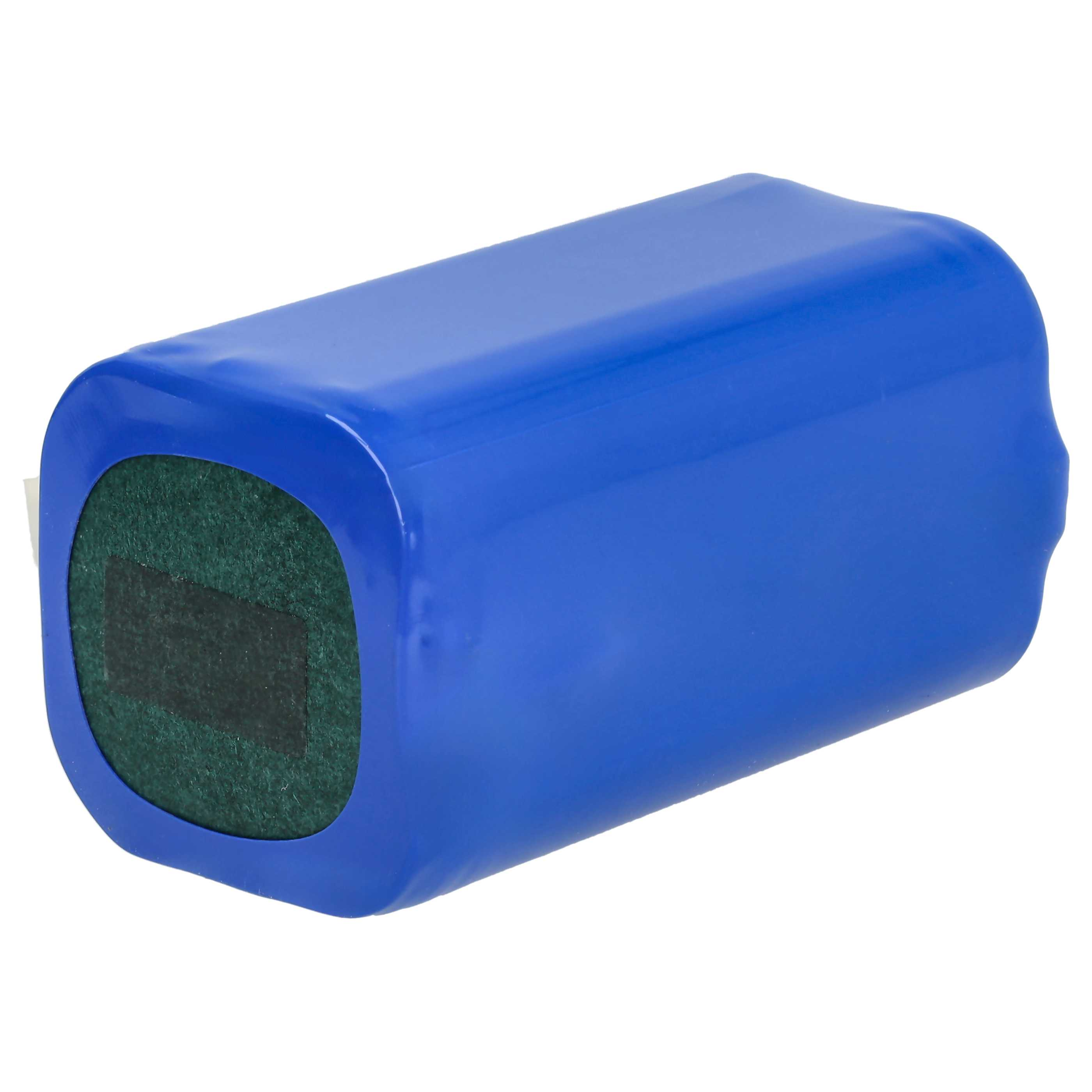 Ein blaues rechteckiges Objekt, wahrscheinlich eine Batterie. Ein Ende hat eine grüne Oberfläche mit einem schwarzen Rechteck.