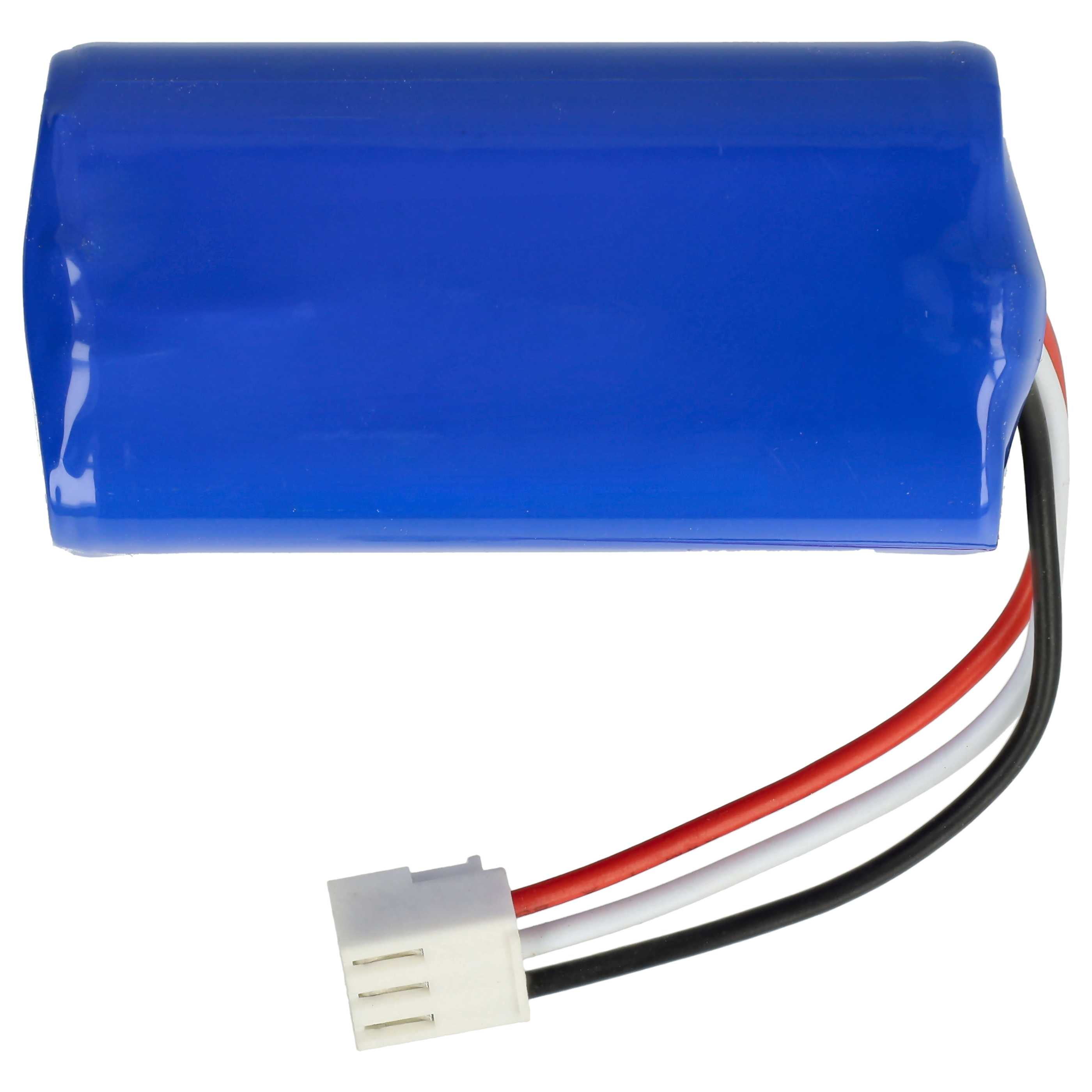 Eine blaue Batterie mit roten, weißen und schwarzen Drähten, die mit einem weißen Stecker verbunden sind, vor weißem Hintergrund.