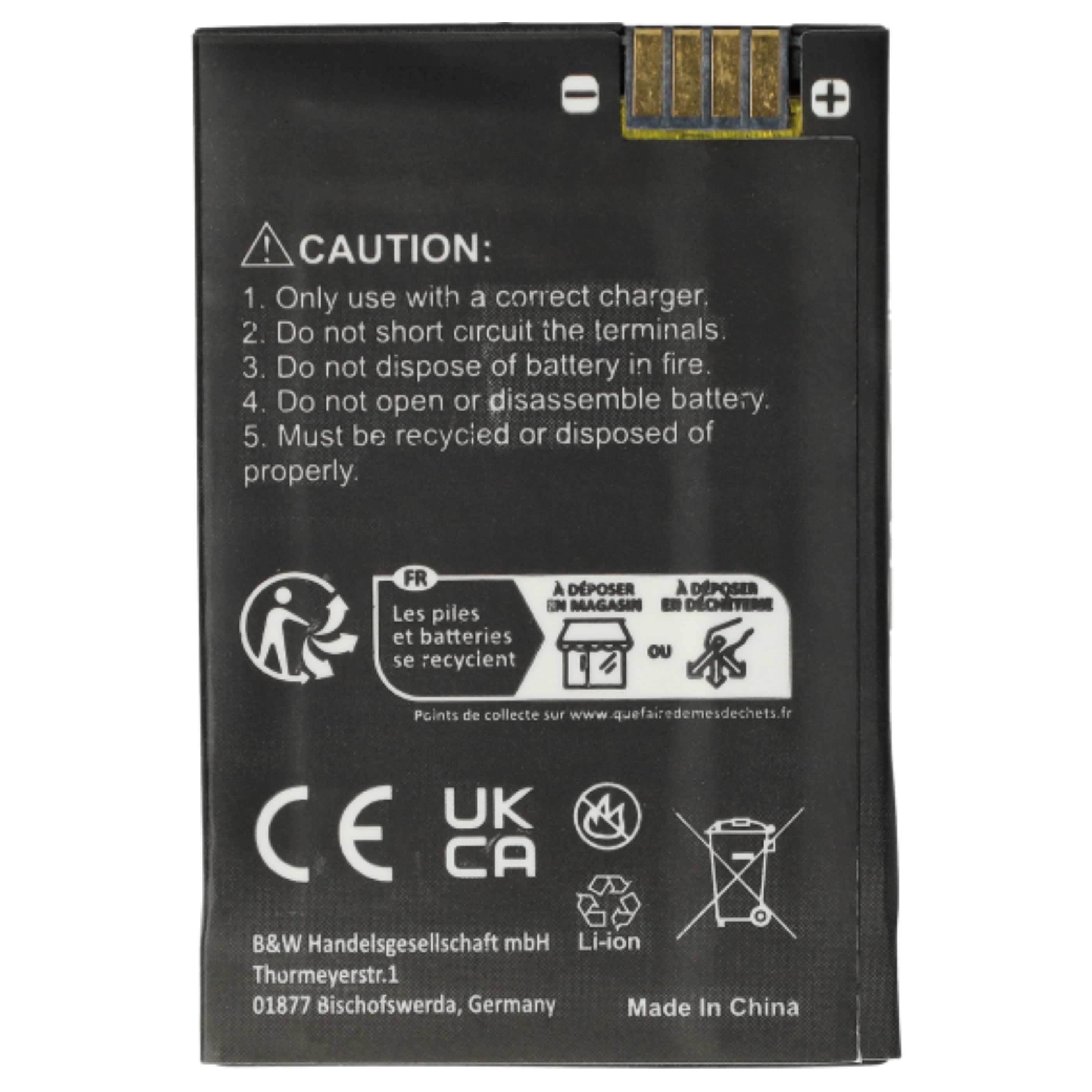 Schwarzer Akku mit Sicherheitshinweisen und Recycling-Symbolen. Text in Englisch, Deutsch und Französisch. Hergestellt in China.