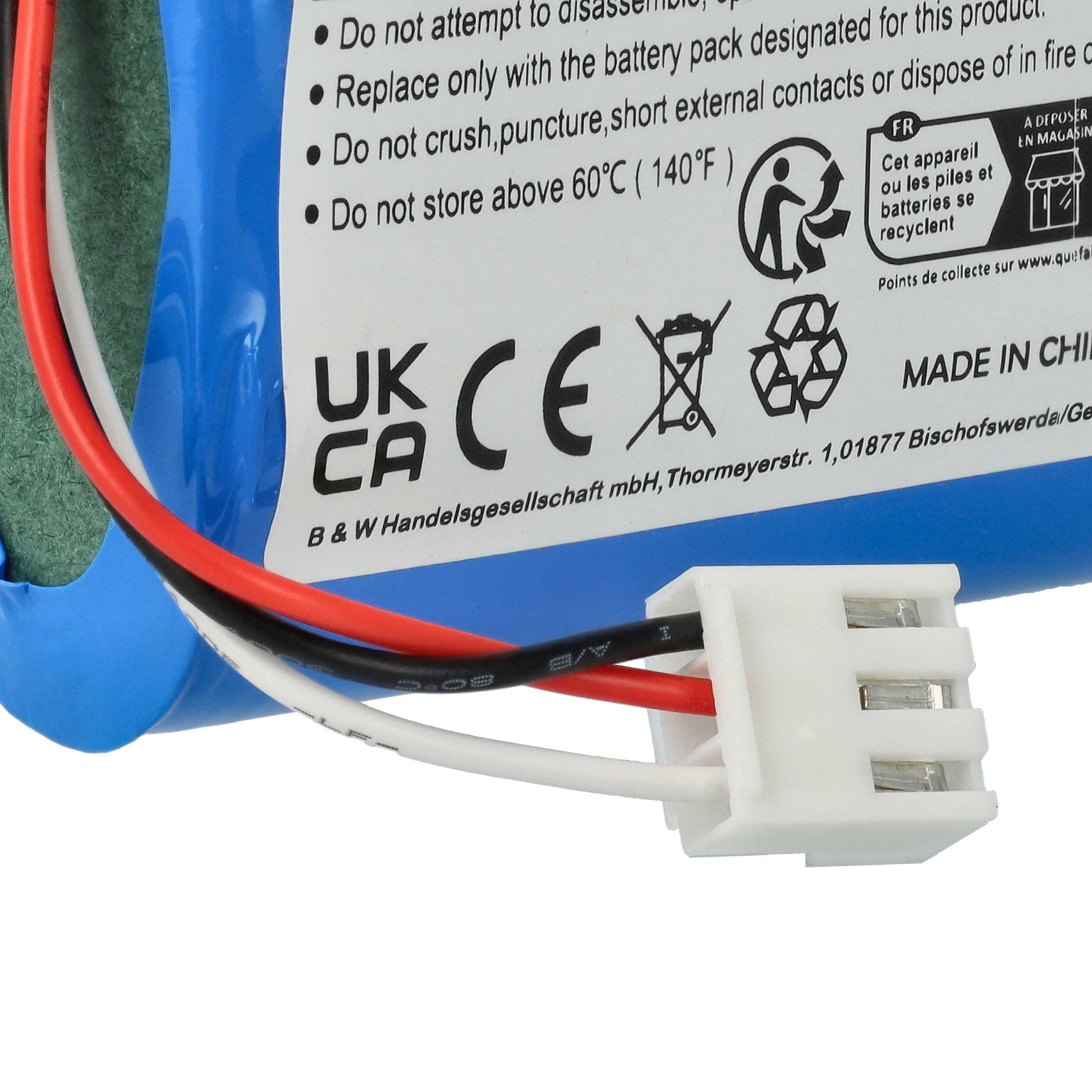 Ein Akkupack mit Kabeln und einem Stecker. Etiketten mit Warnhinweisen und Recyclingsymbolen sind sichtbar.