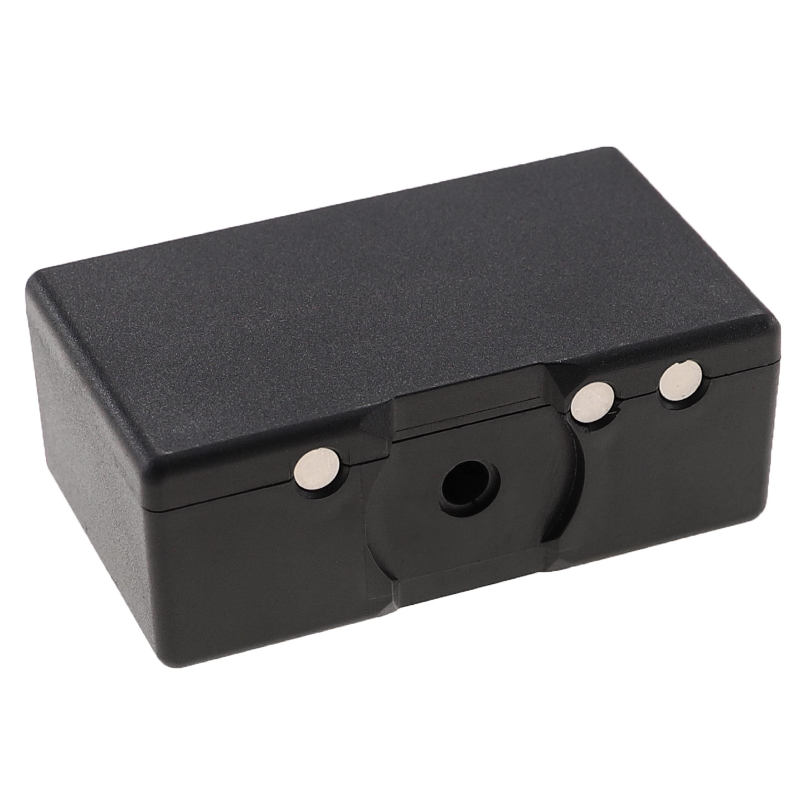 Eine schwarze rechteckige Box mit zwei silbernen Nieten und einem zentralen Loch. Die Box befindet sich auf weißem Hintergrund.