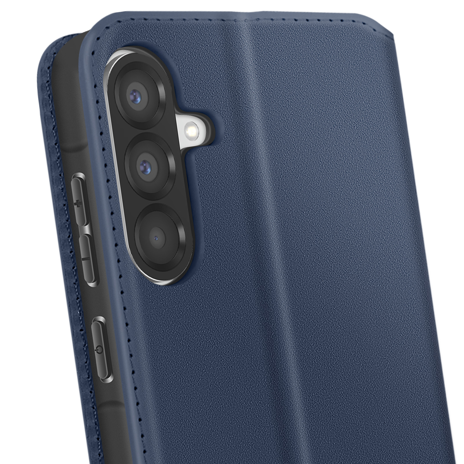 Primer plano de una funda de teléfono azul con una cámara de triple lente. La funda tiene botones y una superficie texturizada.