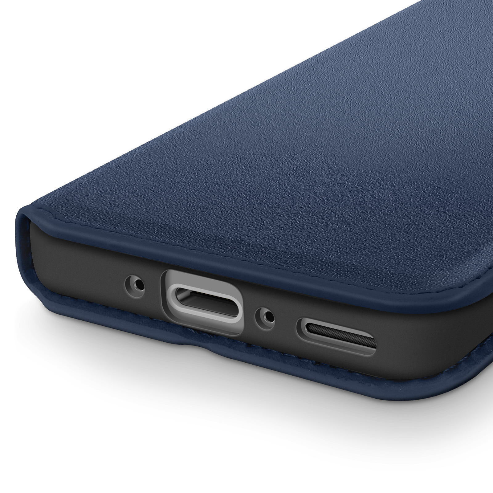Primer plano de una funda azul para teléfono. Muestra el borde inferior con puerto de carga, altavoces y material similar al cuero texturizado.