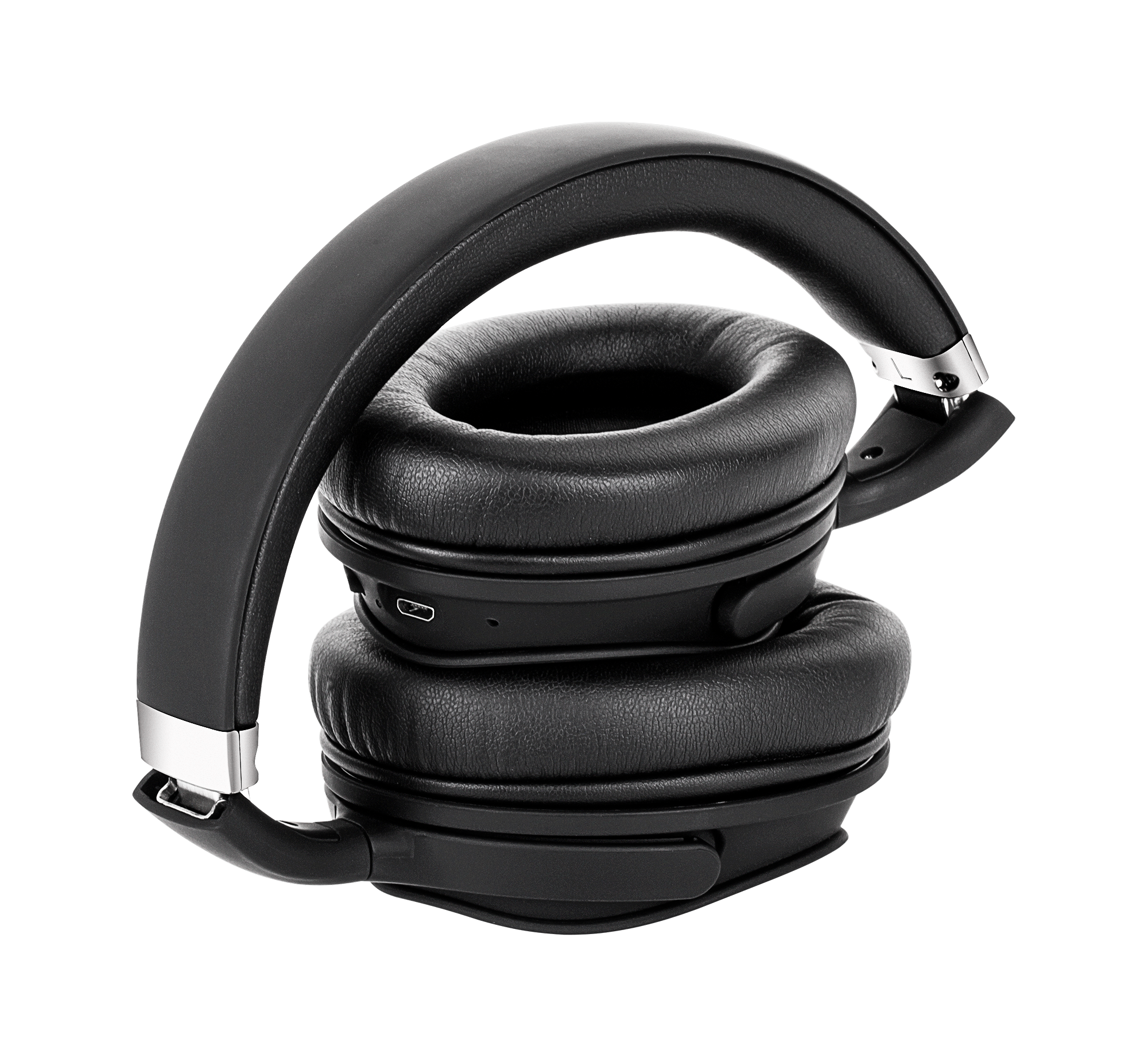 Czarne słuchawki z nałożonymi na siebie nausznikami. Pałąk jest zakrzywiony. Srebrne akcenty po bokach. Widoczny port USB.