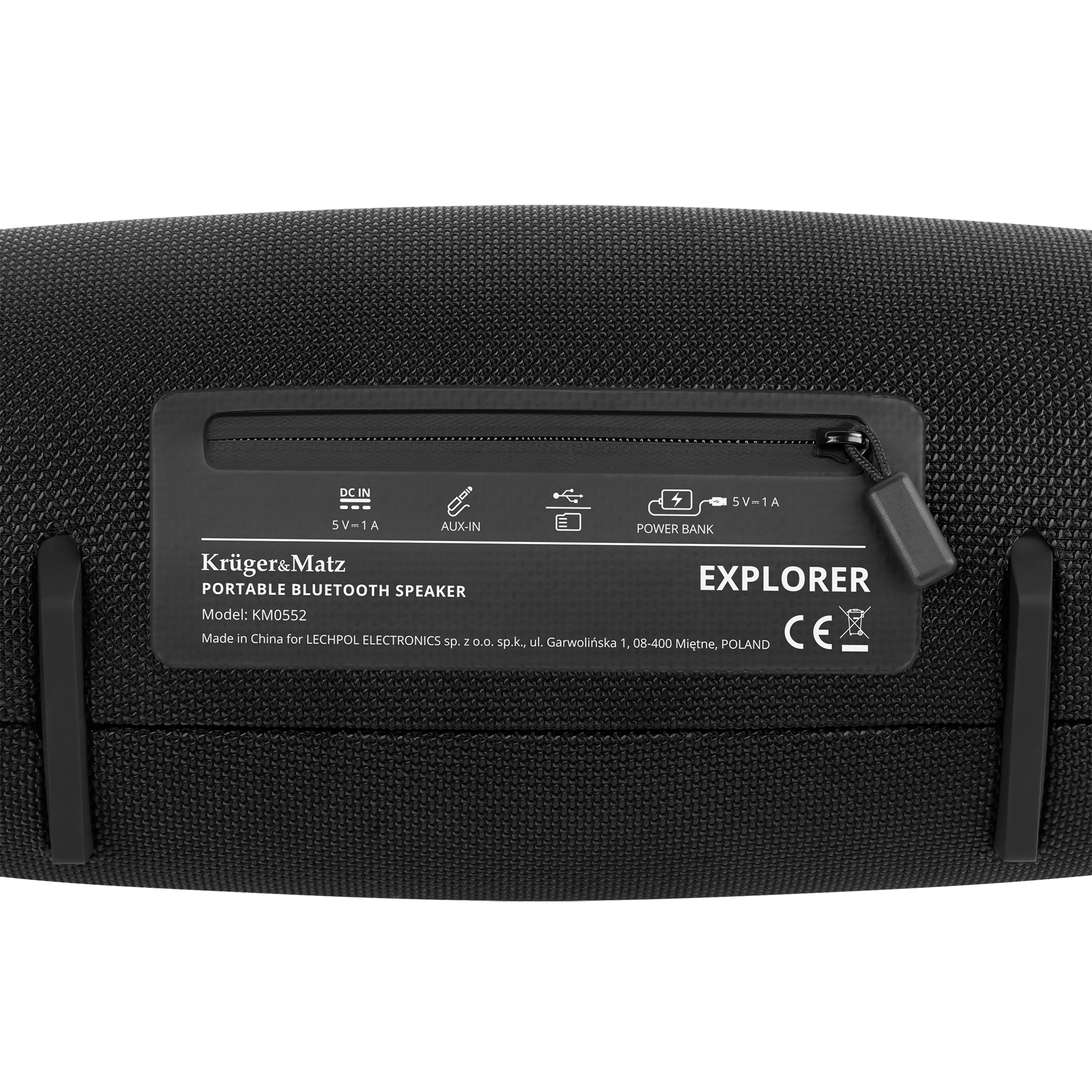 Czarny przenośny głośnik Bluetooth z etykietą: Krüger&Matz, Explorer i różnymi ikonami. Zawiera zamek błyskawiczny i tekst.