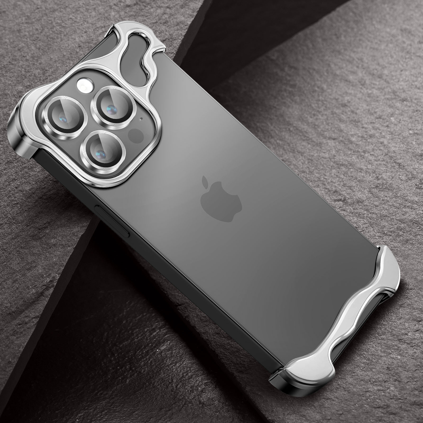 Un iPhone con custodia argentata, appoggiato su una superficie grigia strutturata. La custodia ha un design unico intorno alla fotocamera.