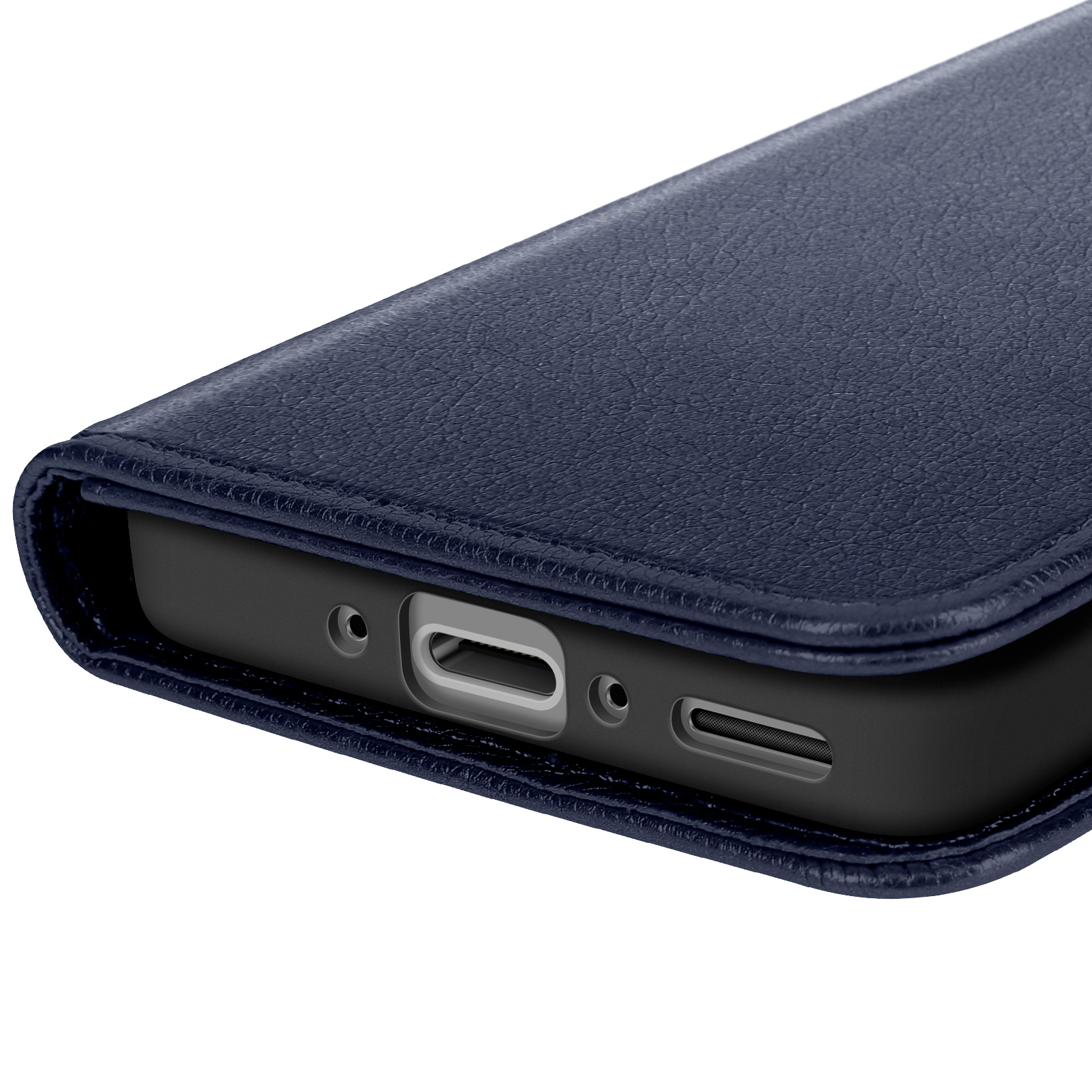 Nahaufnahme einer marineblauen Handyhülle. Ein schwarzes Telefon ist in der Hülle sichtbar. Weißer Hintergrund.