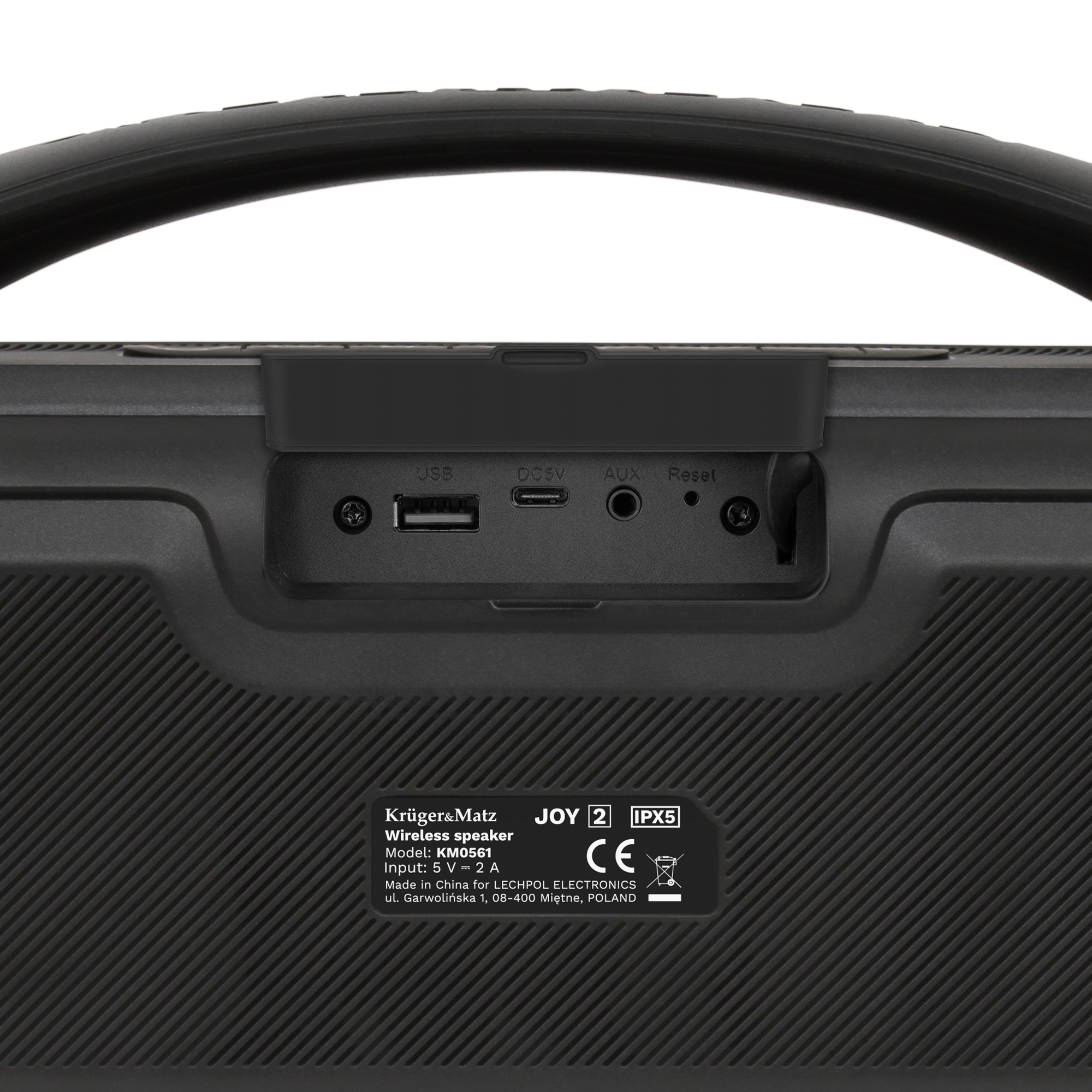 Czarny głośnik bezprzewodowy z portami i uchwytem. Posiada porty USB, DC5V, AUX i Reset. Tekst mówi 'Krüger&Matz'.