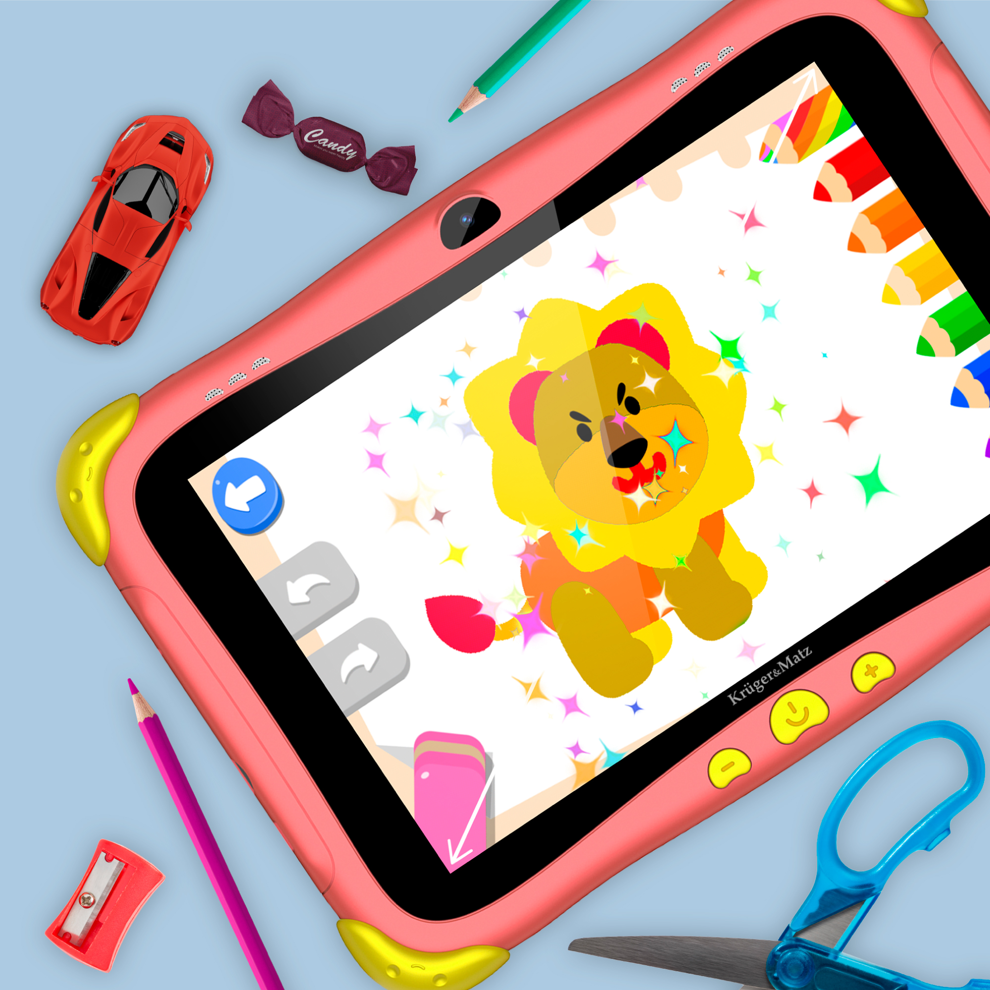 Różowy tablet wyświetla kreskówkowego lwa. Ołówki, cukierki, czerwony samochód, nożyczki i temperówka otaczają tablet.