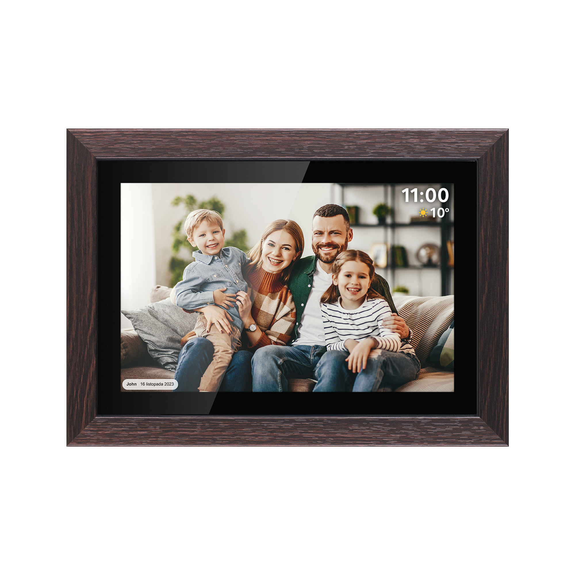 Oprawione zdjęcie cyfrowe przedstawia uśmiechniętą czteroosobową rodzinę. Chłopiec jest trzymany przez matkę. Godzina 11:00, temperatura 10 stopni.