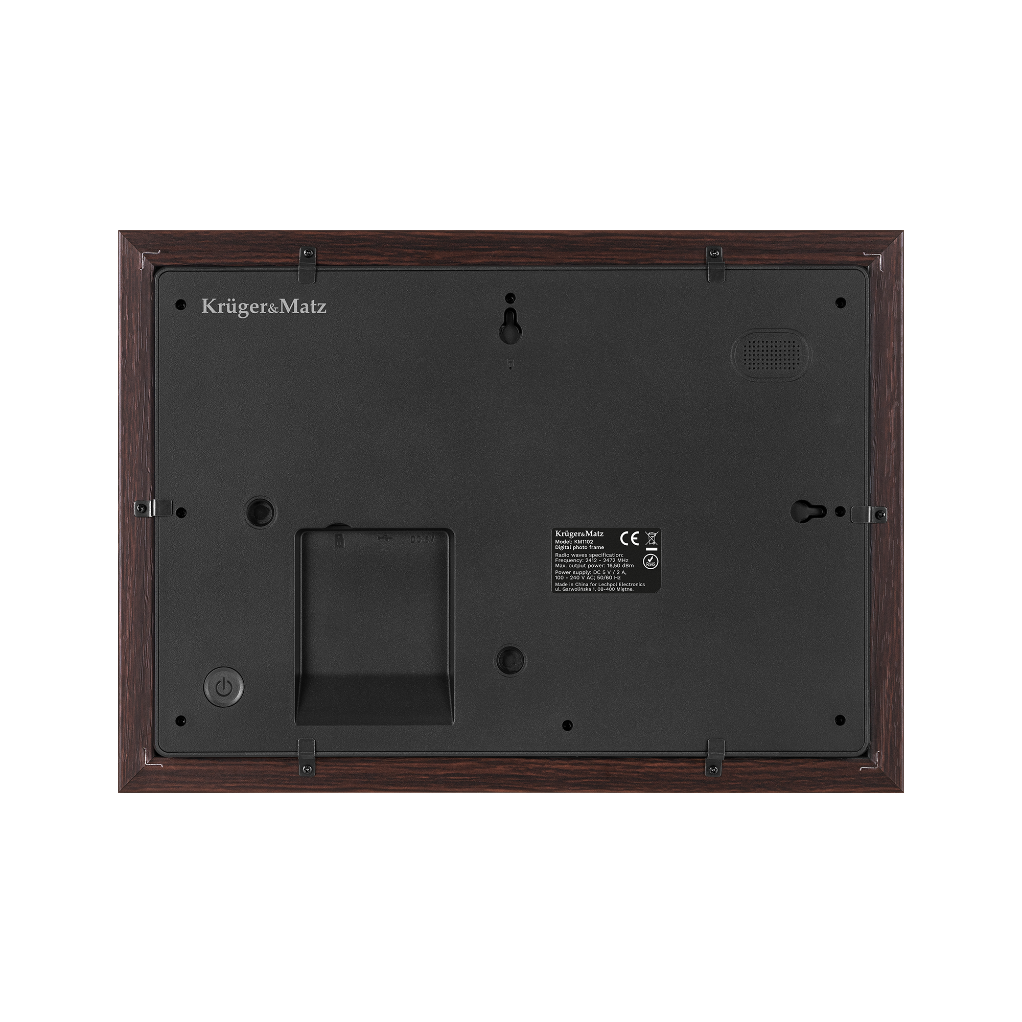 Tył cyfrowej ramki na zdjęcia. Ma brązową drewnianą ramę i czarny tył. Zawiera informacje o marce i przycisk zasilania.