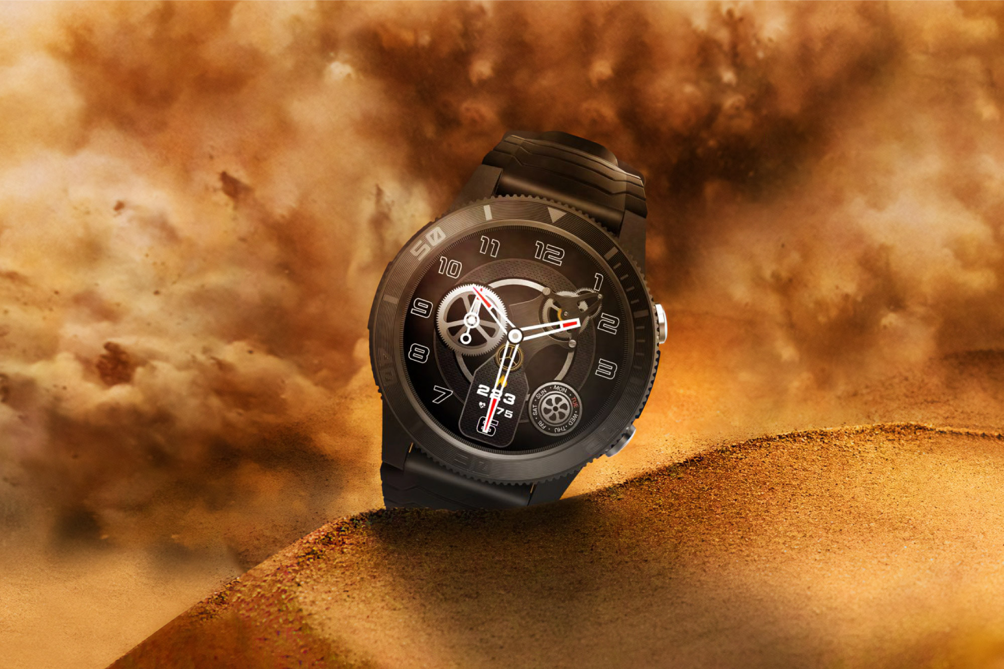 Czarny zegarek na rękę ze skomplikowanymi detalami tarczy, na tle pustynnego krajobrazu z wydmami i zachmurzonym niebem.