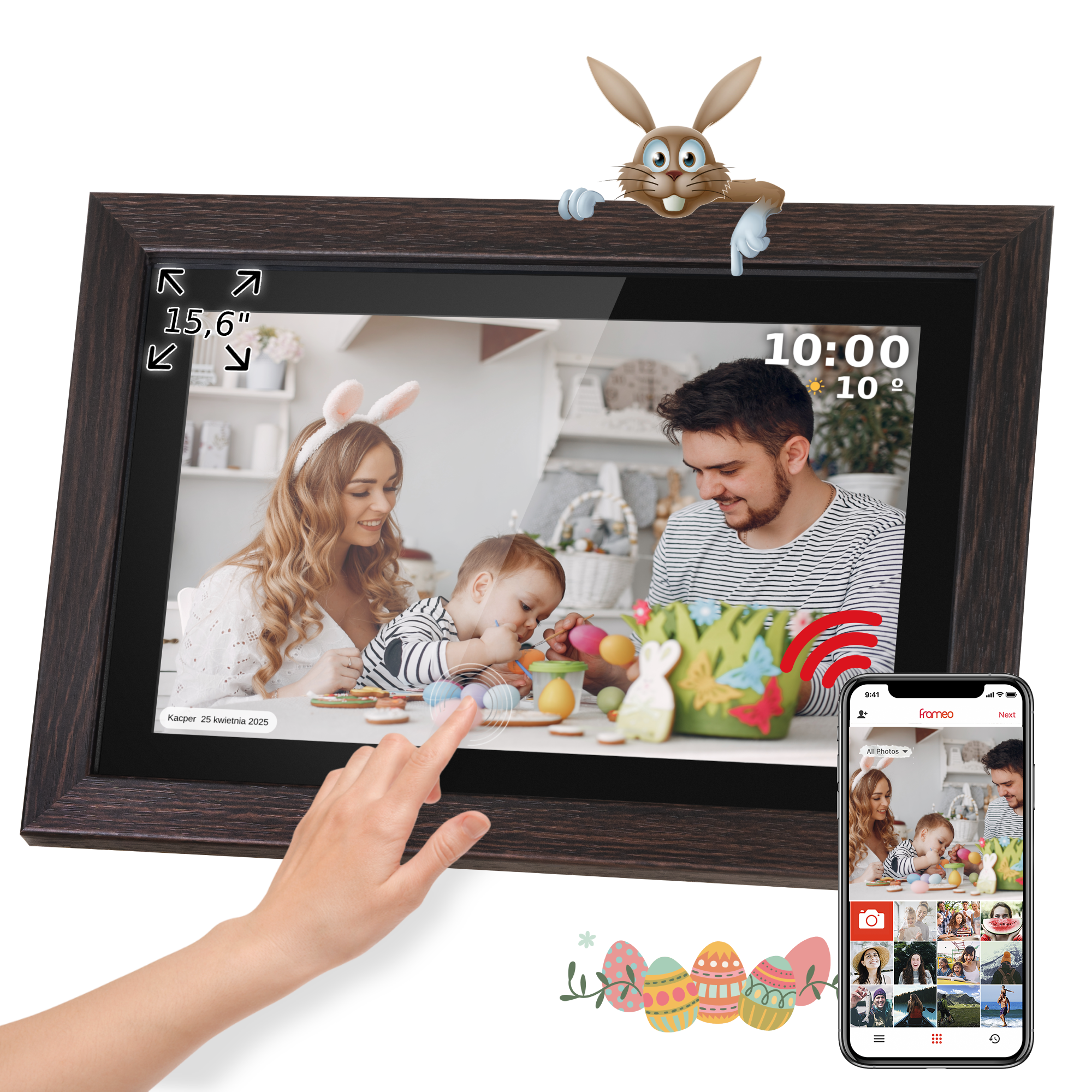 Cyfrowa ramka na zdjęcia pokazuje rodzinę malującą pisanki. Królik zdobi ramkę. Telefon wyświetla zdjęcia. Dłoń dotyka ramki.