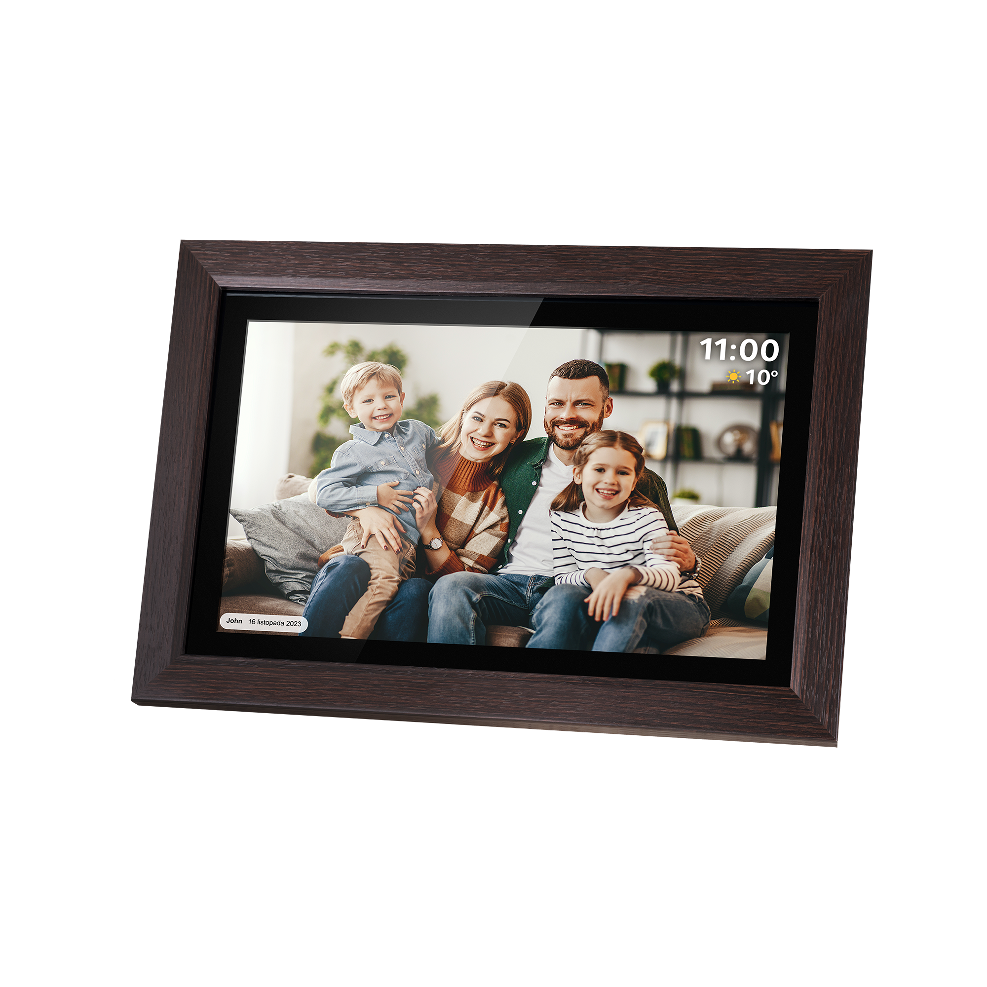 Cyfrowa ramka na zdjęcia wyświetla portret rodzinny. Ramka jest brązowa. Czas i temperatura są w rogu.