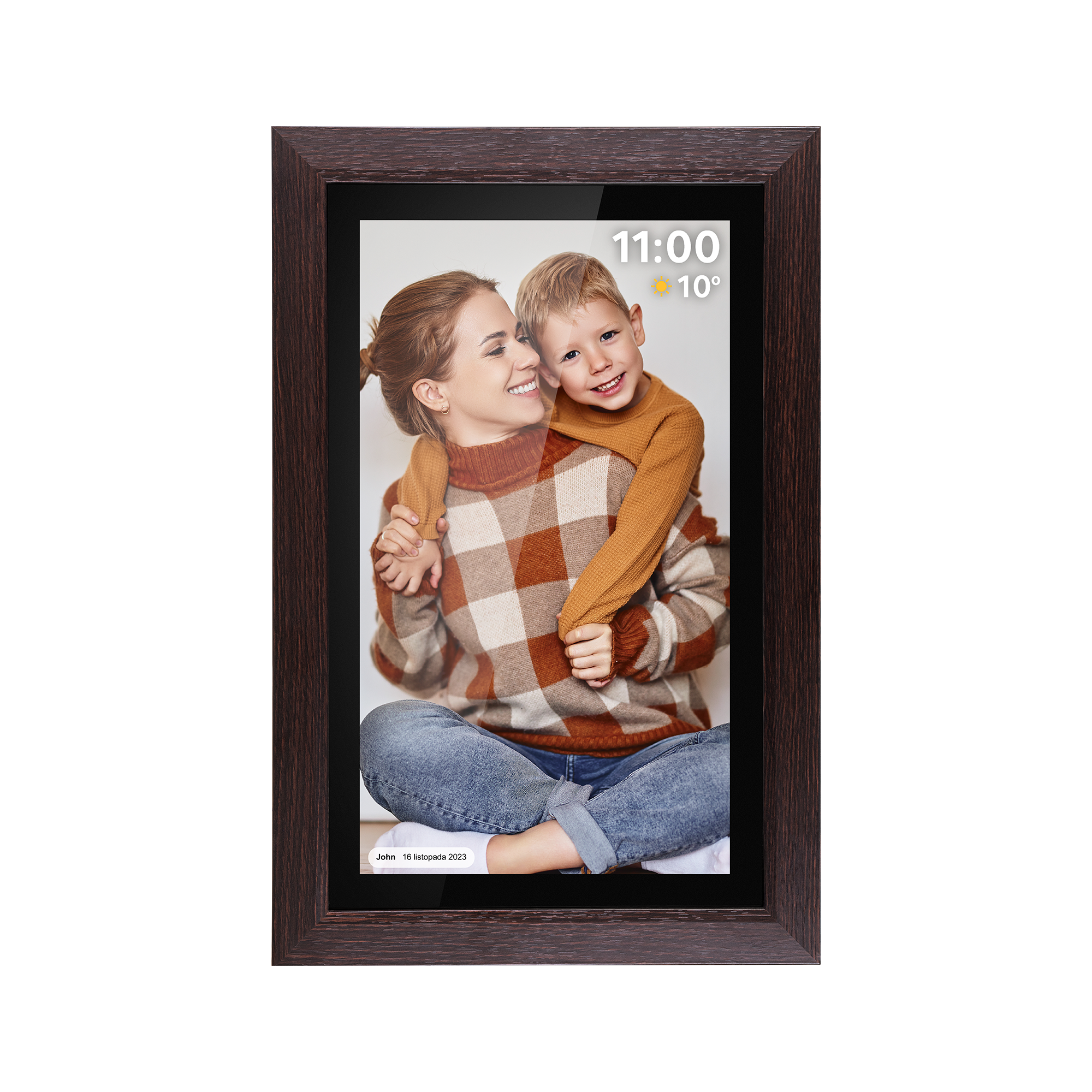 Oprawione zdjęcie przedstawia kobietę i chłopca, którzy się obejmują. Oboje się uśmiechają. Kobieta ma na sobie sweter w kratę, a chłopiec żółty.