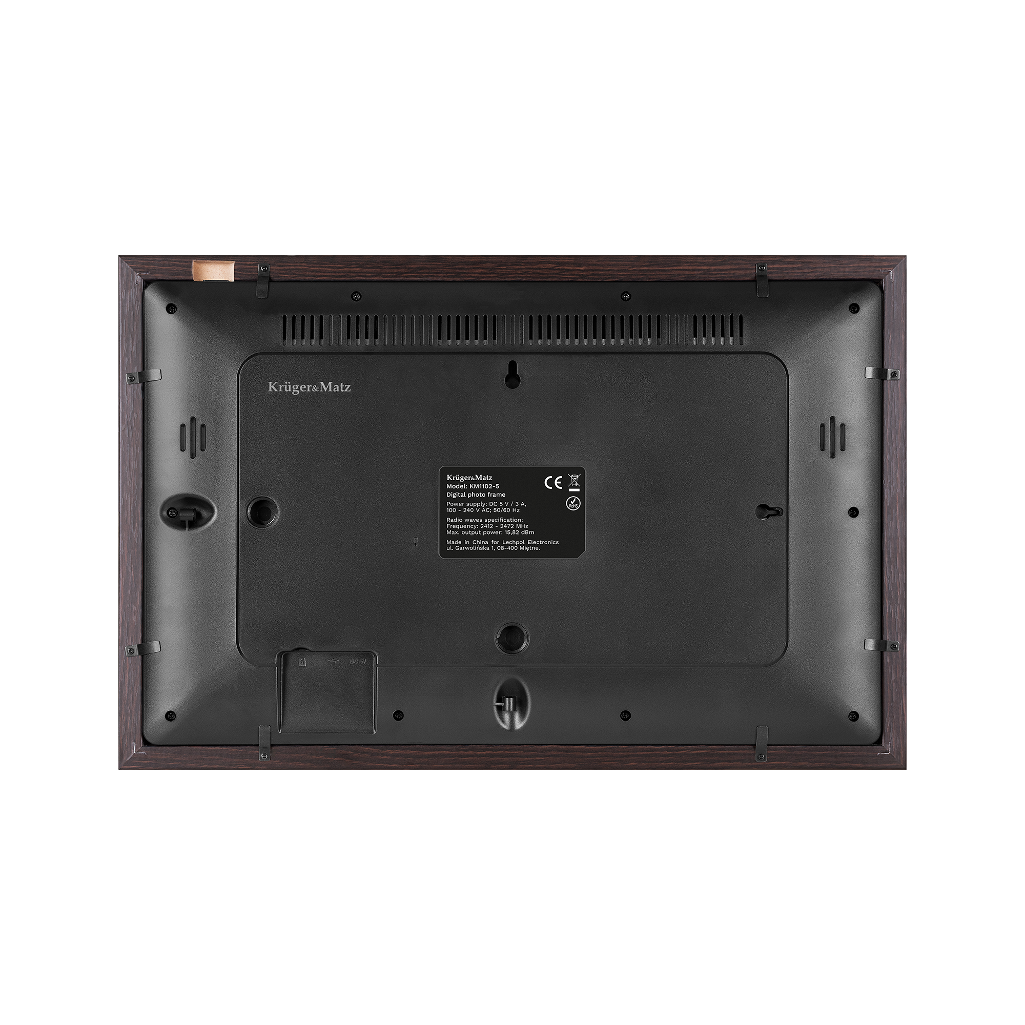 Tył cyfrowej ramki na zdjęcia. Ciemna drewniana ramka otacza czarny panel tylny z etykietami, otworami wentylacyjnymi i osprzętem montażowym.