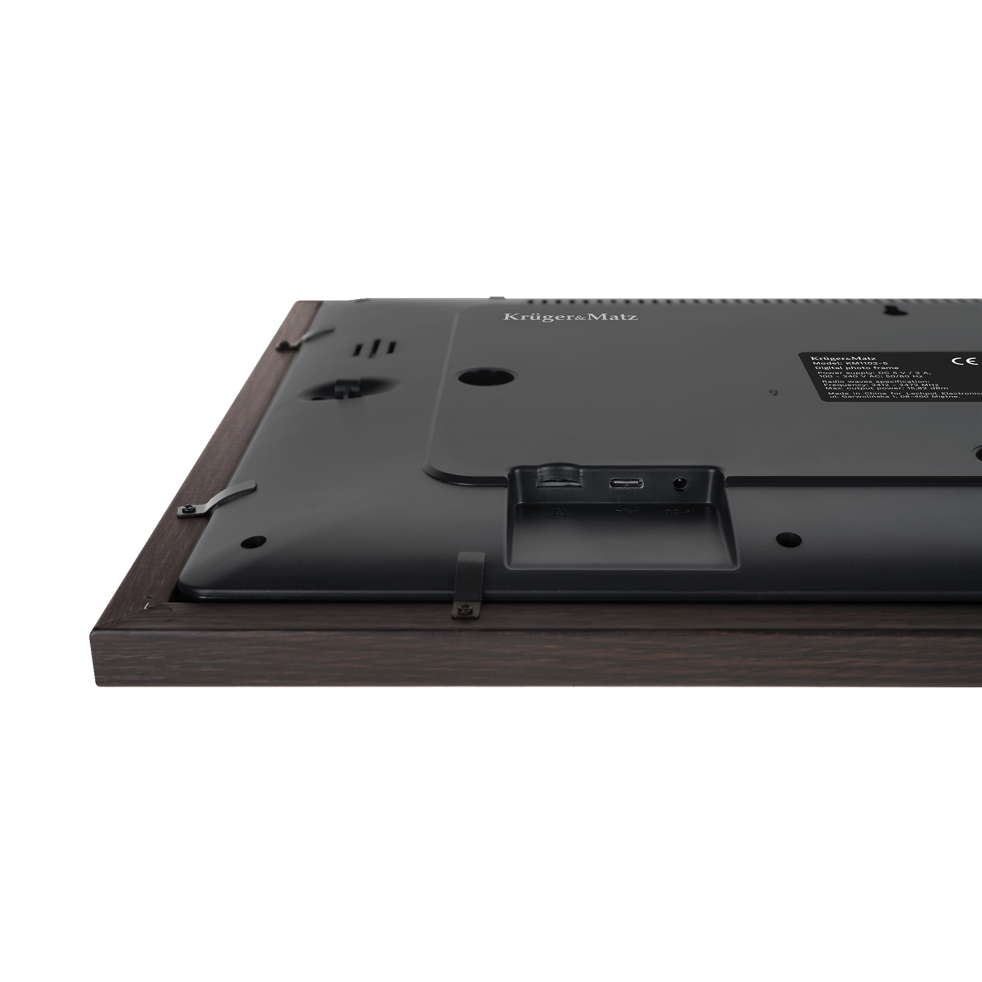 Tył czarnej cyfrowej ramki na zdjęcia w ciemnej drewnianej ramie. Widoczna jest nazwa marki Krüger&Matz.