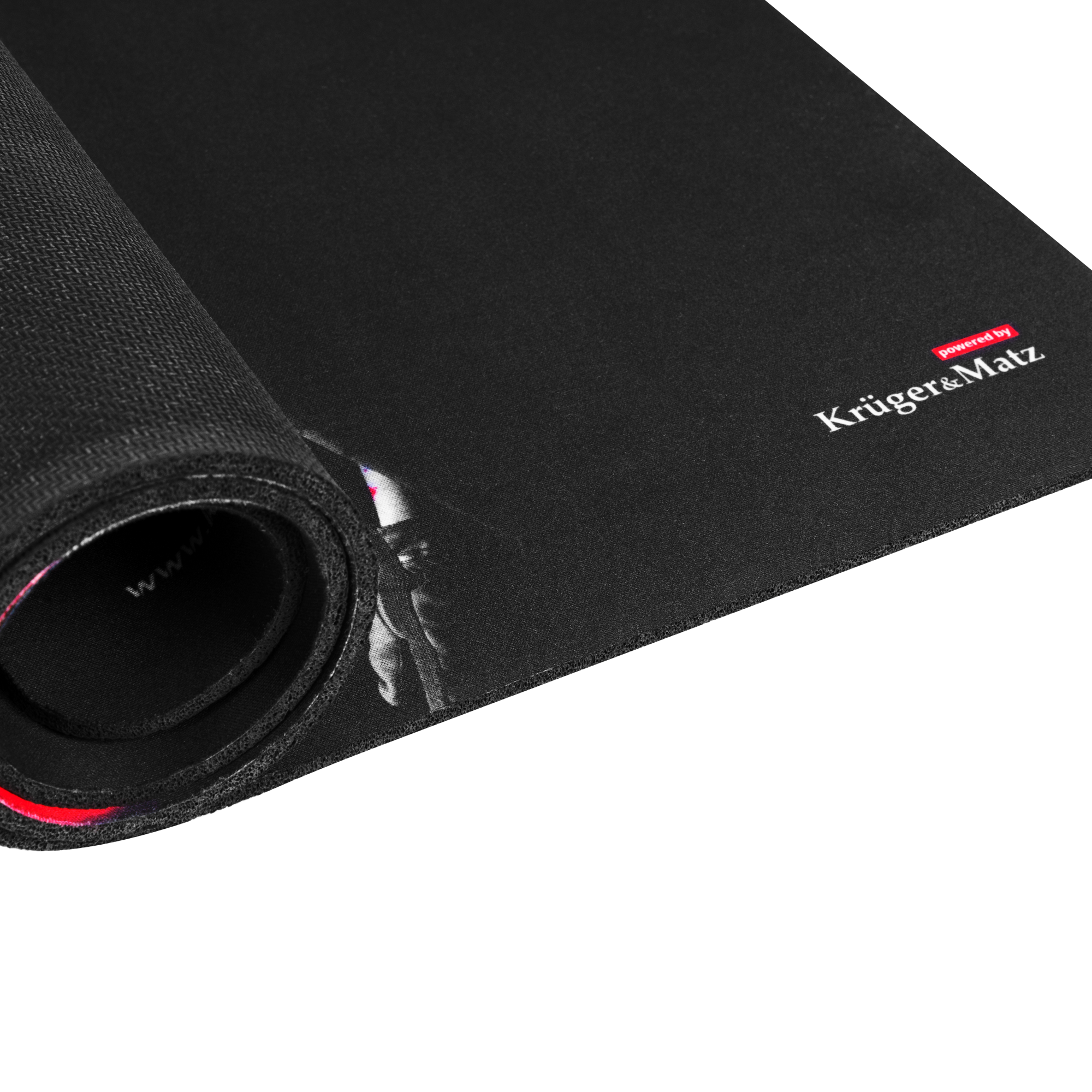 Czarna podkładka pod mysz zwinięta, z logo. Widoczna nazwa marki Kruger&Matz.