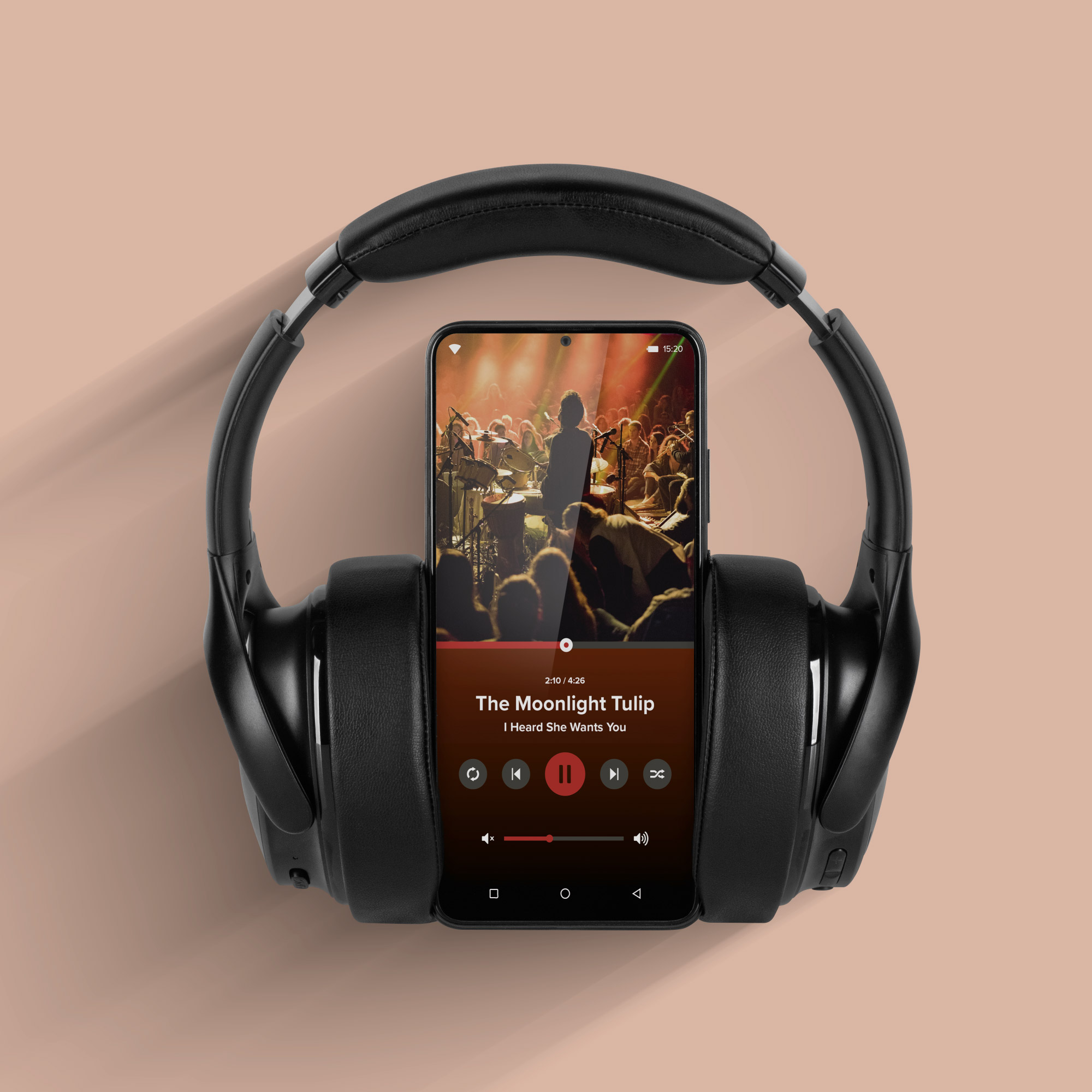 Czarne słuchawki otaczają telefon. Telefon wyświetla aplikację muzyczną, odtwarzającą 'The Moonlight Tulip' na scenie.
