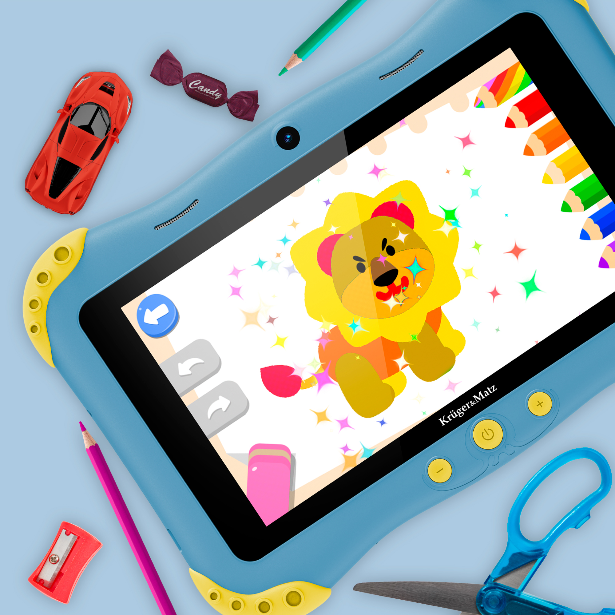 Niebieski tablet z rysunkiem lwa na ekranie, otoczony zabawkami jak czerwony samochód, nożyczki i ołówki.