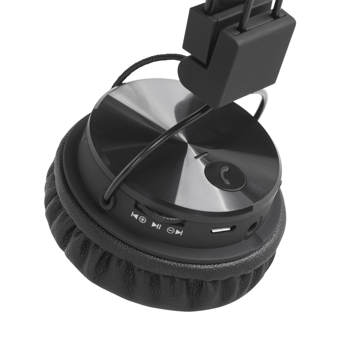 Czarne słuchawki ze srebrnym środkiem. Posiadają regulację głośności, przycisk połączenia i port ładowania. Nauszniki są wyściełane.