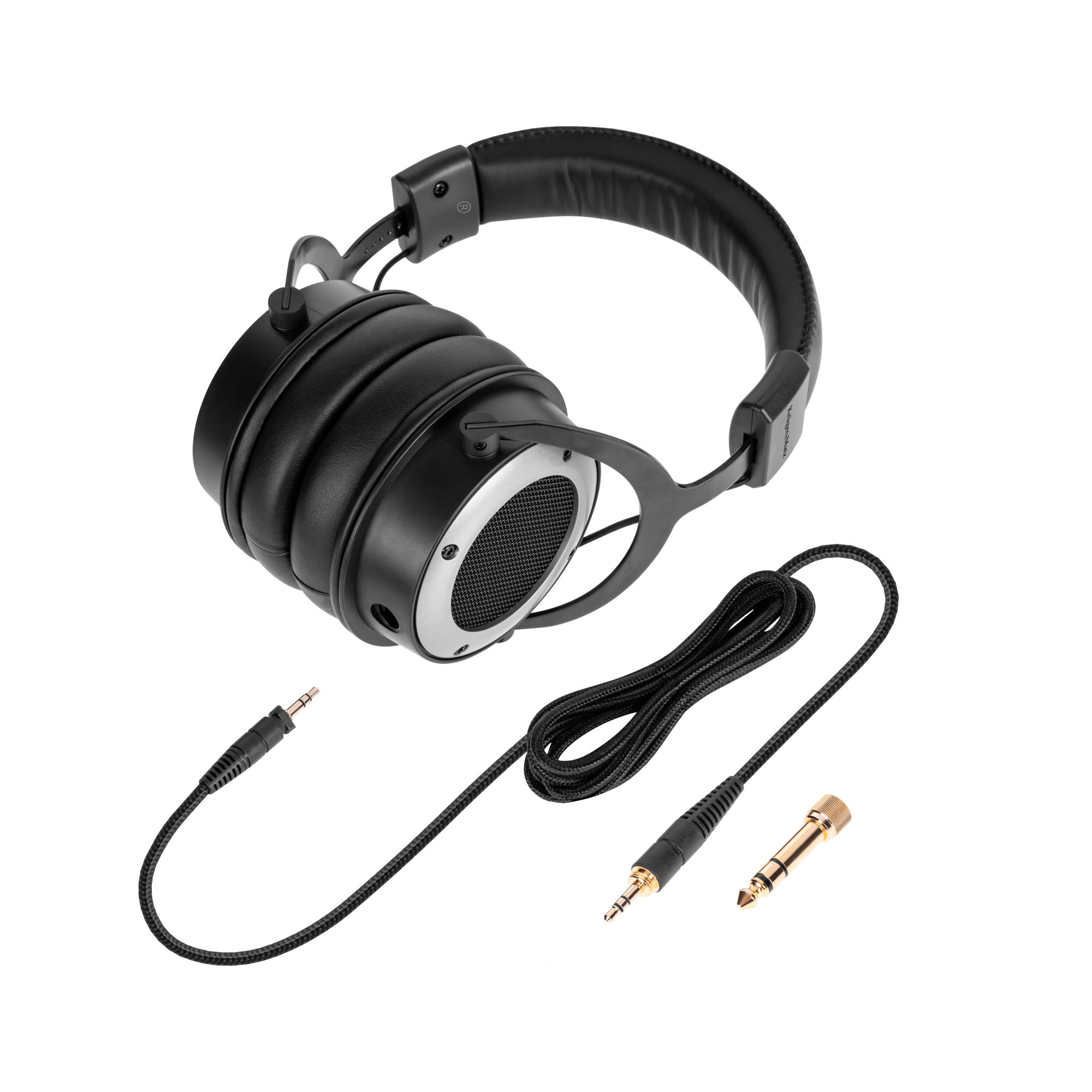 Czarne słuchawki z czarnym kablem i złotymi złączami na szaro-białym tle. Słuchawki są pod kątem.