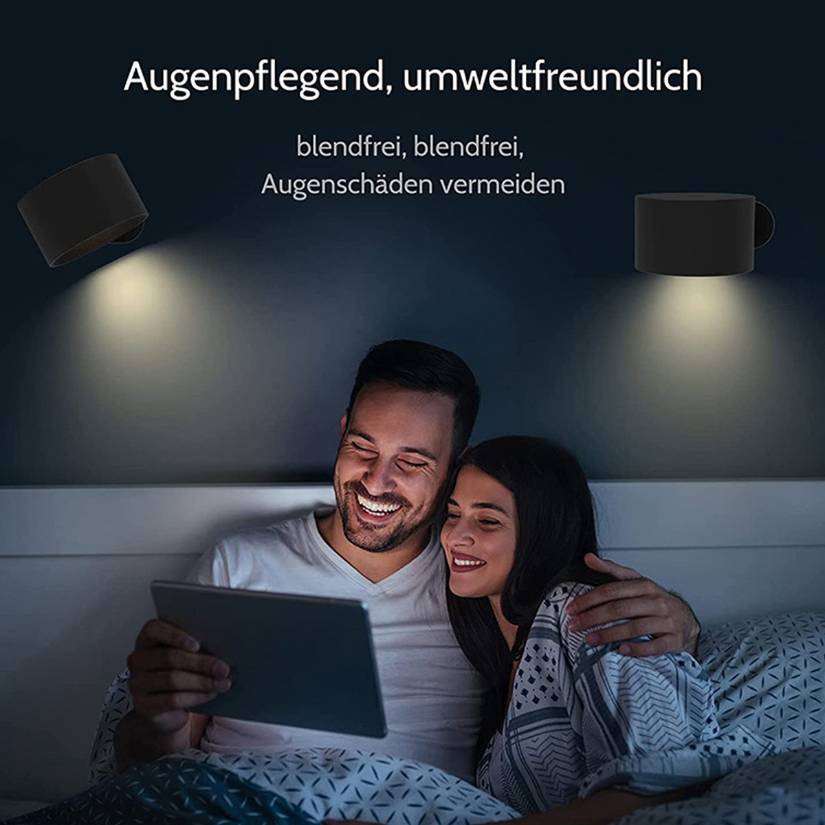Ein Paar lächelt, während es im Bett auf ein Tablet schaut. Zwei schwarze Lampen scheinen herab. Text oben wirbt für Augenpflege.
