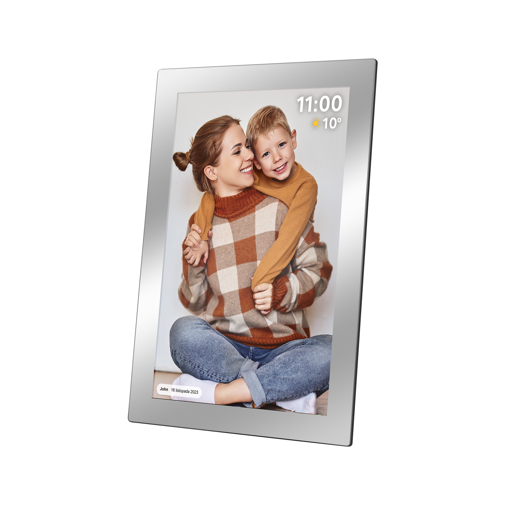 Kobieta i chłopiec się obejmują. Chłopiec jest na plecach kobiety. Zdjęcie jest w cyfrowej ramce.