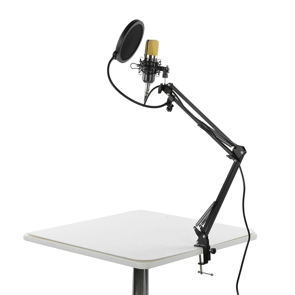 Ein goldenes Mikrofon mit Pop-Filter an einem schwarzen, beweglichen Arm, an einem weißen Tisch befestigt. Schwarzes Kabel hängt herunter.