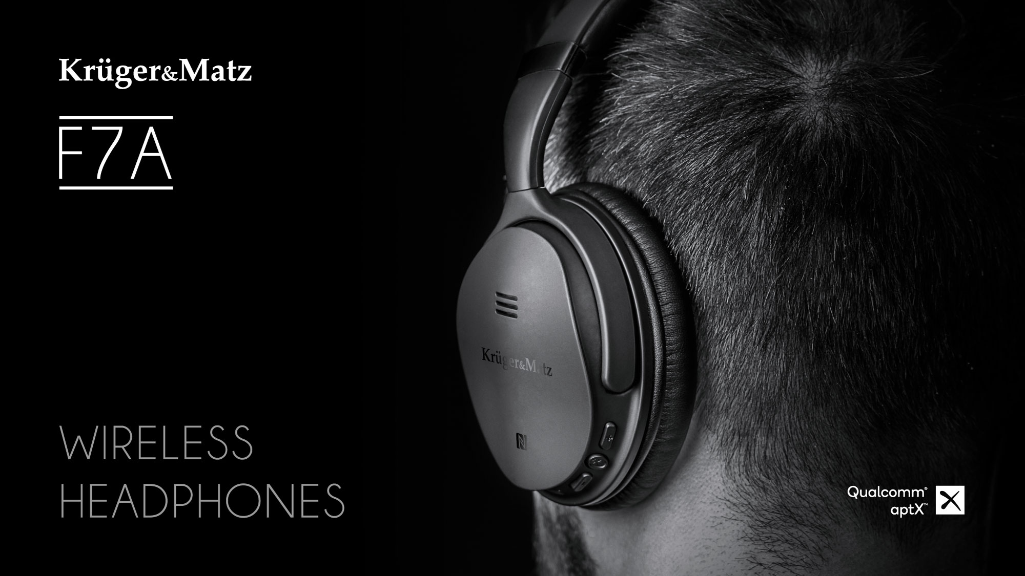 Osoba nosząca szare słuchawki bezprzewodowe. Marka to Kruger&Matz, model F7A. Tło jest ciemne z napisem 'Wireless Headphones'.