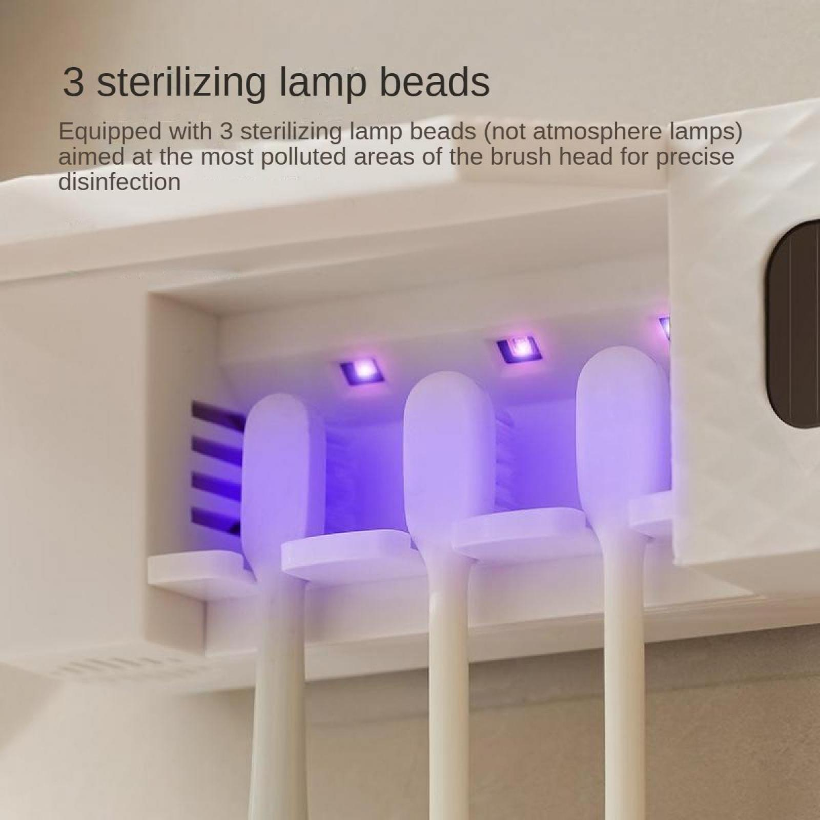 Ein weißer Zahnbürstenhalter mit drei Zahnbürsten. Von oben scheint violettes Licht. Text erwähnt sterilisierende Lampenperlen.