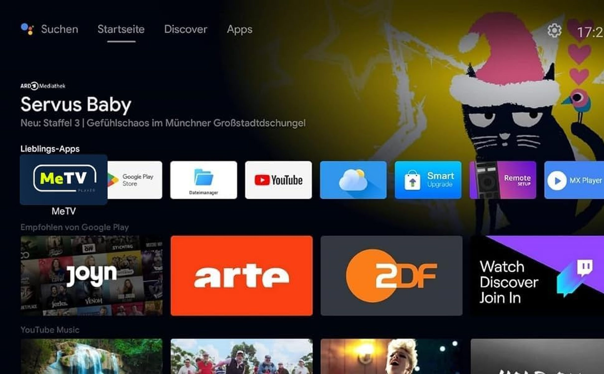 TV-Oberfläche: Servus Baby-Titel, App-Symbole, Katze mit Weihnachtsmütze und andere App-Vorschauen wie Arte und 2DF.