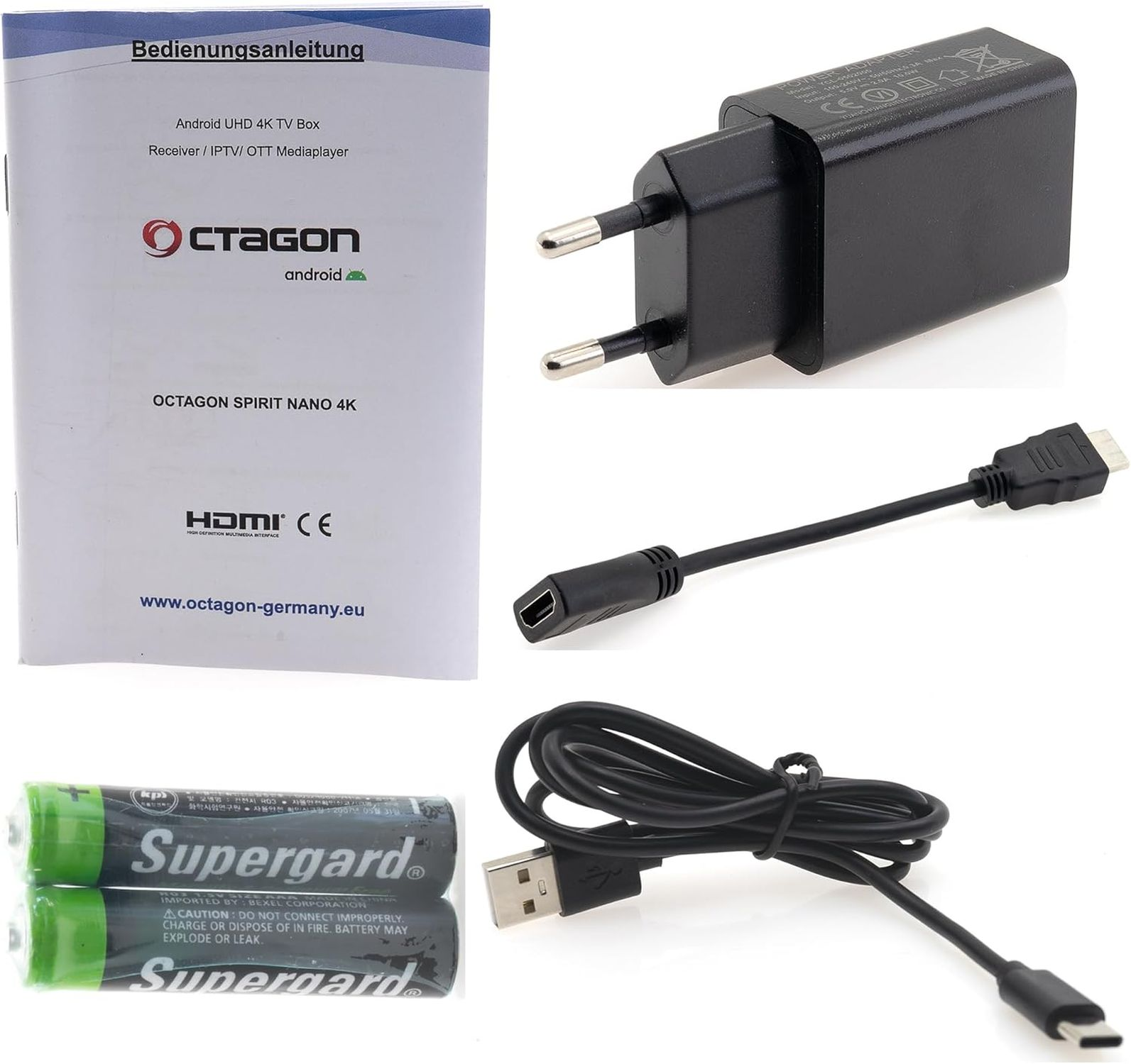 Handbuch, Ladegerät, Kabel und Batterien sind auf einer weißen Oberfläche angeordnet. Die Artikel sind für eine Android TV Box.