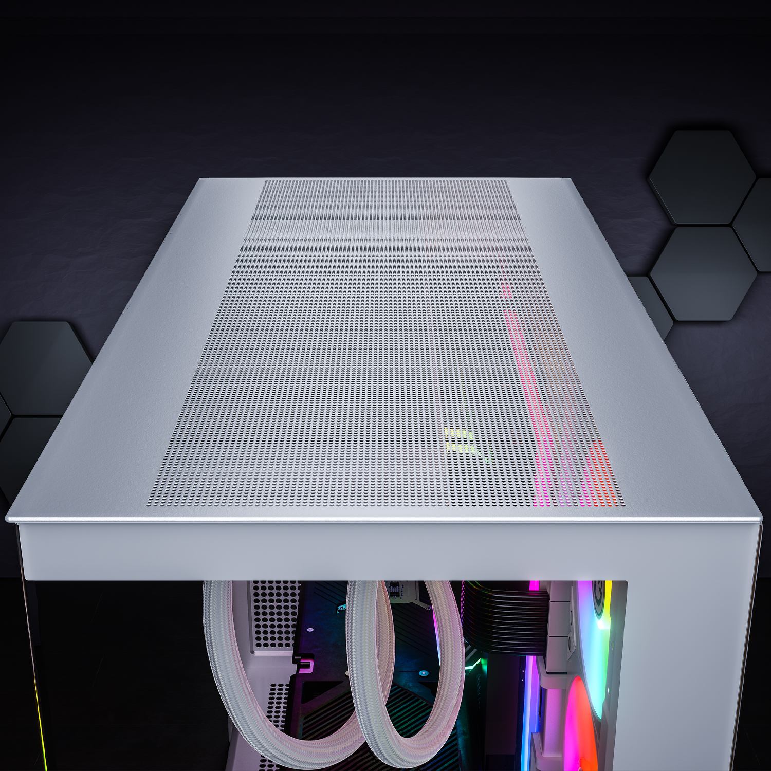 Ein weißes Computergehäuse mit perforierter Oberseite. Im Inneren sind leuchtende, farbenfrohe Lichter sichtbar. Geflochtene weiße Schläuche sind ebenfalls vorhanden.