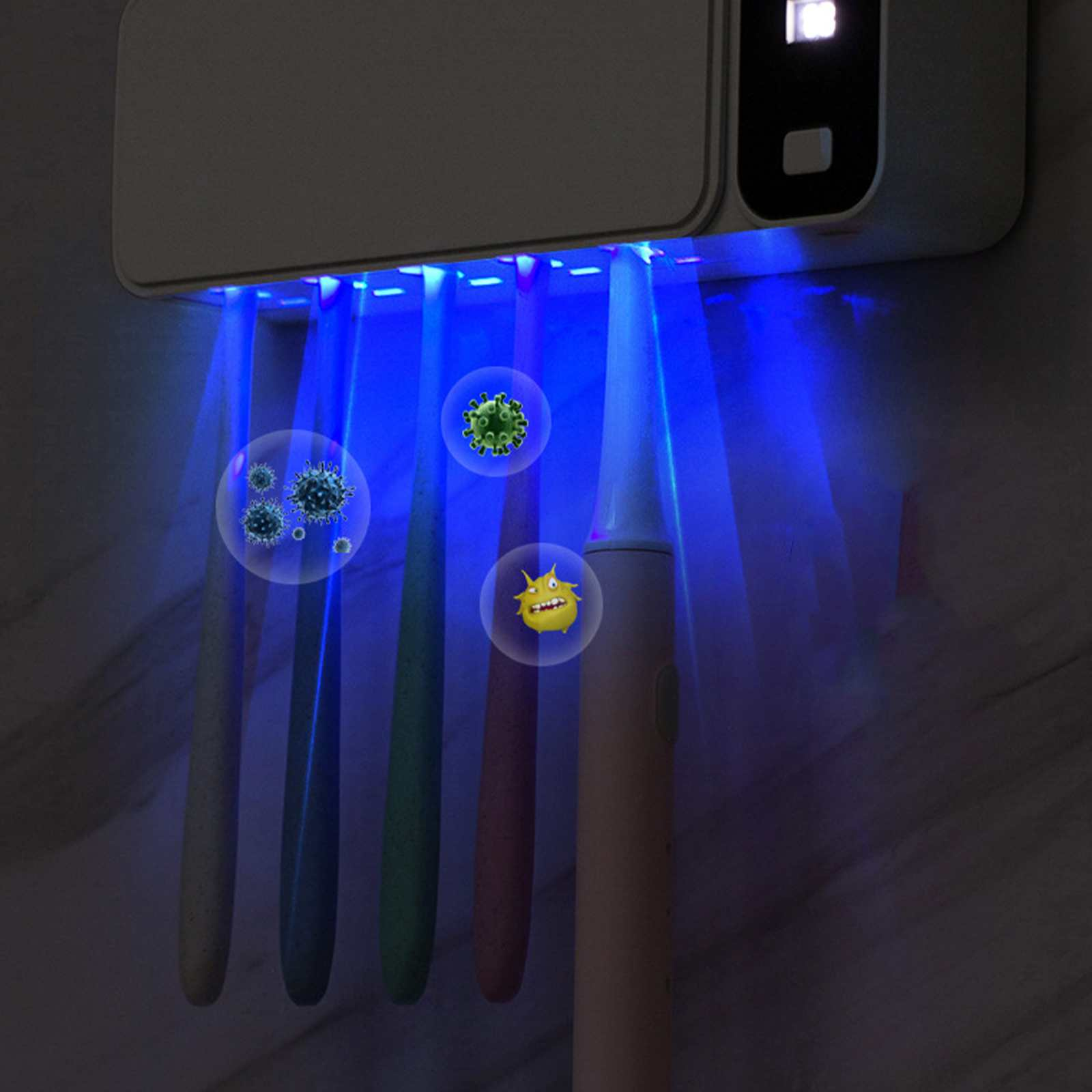 Ein UV-Licht-Zahnbürstensterilisator mit vier Zahnbürsten. Blaues Licht scheint, und drei Cartoon-Keime schweben in der Nähe der Bürsten.