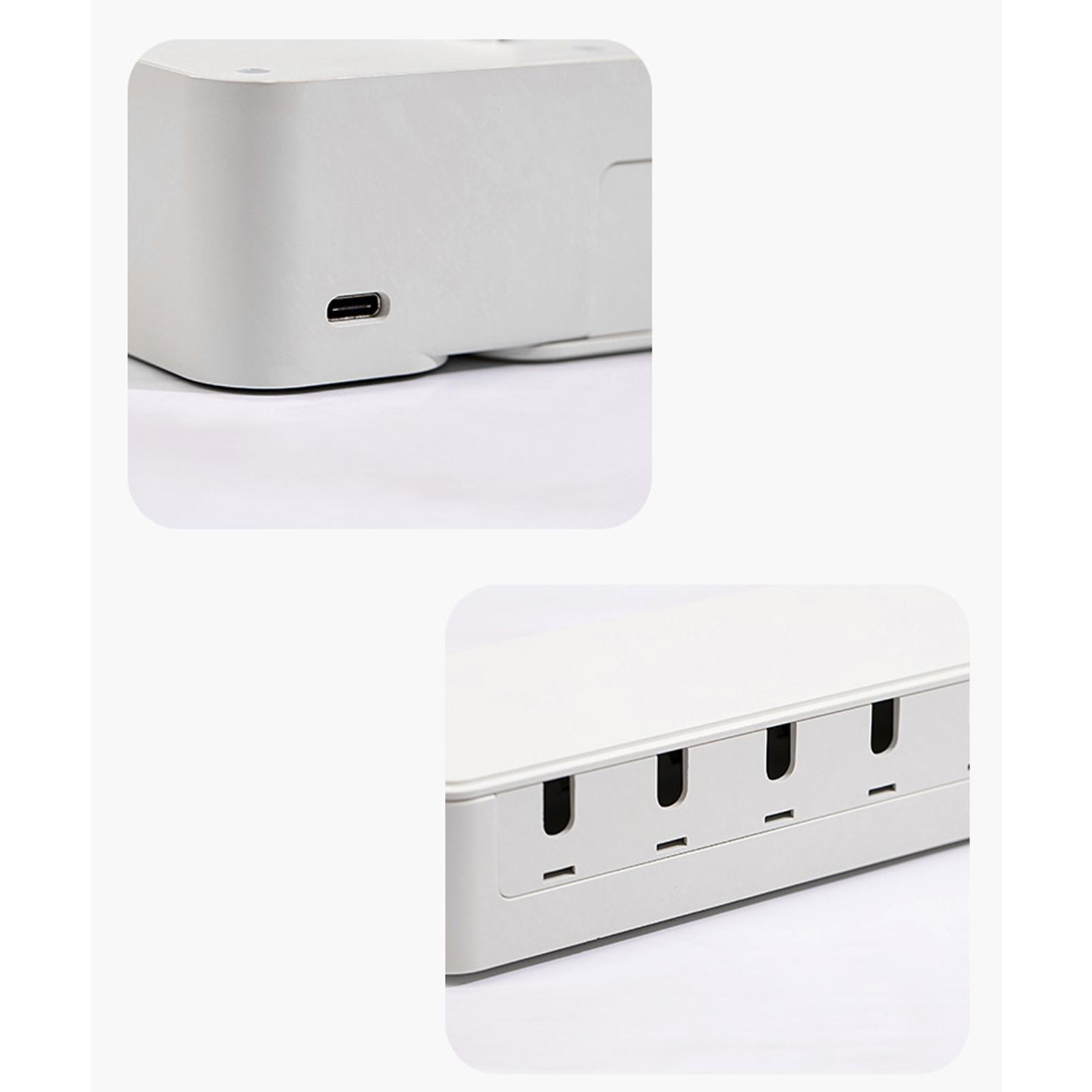 Nahaufnahme einer weißen rechteckigen Box mit USB-Anschluss und mehreren Steckdosen. Der Hintergrund ist weiß.