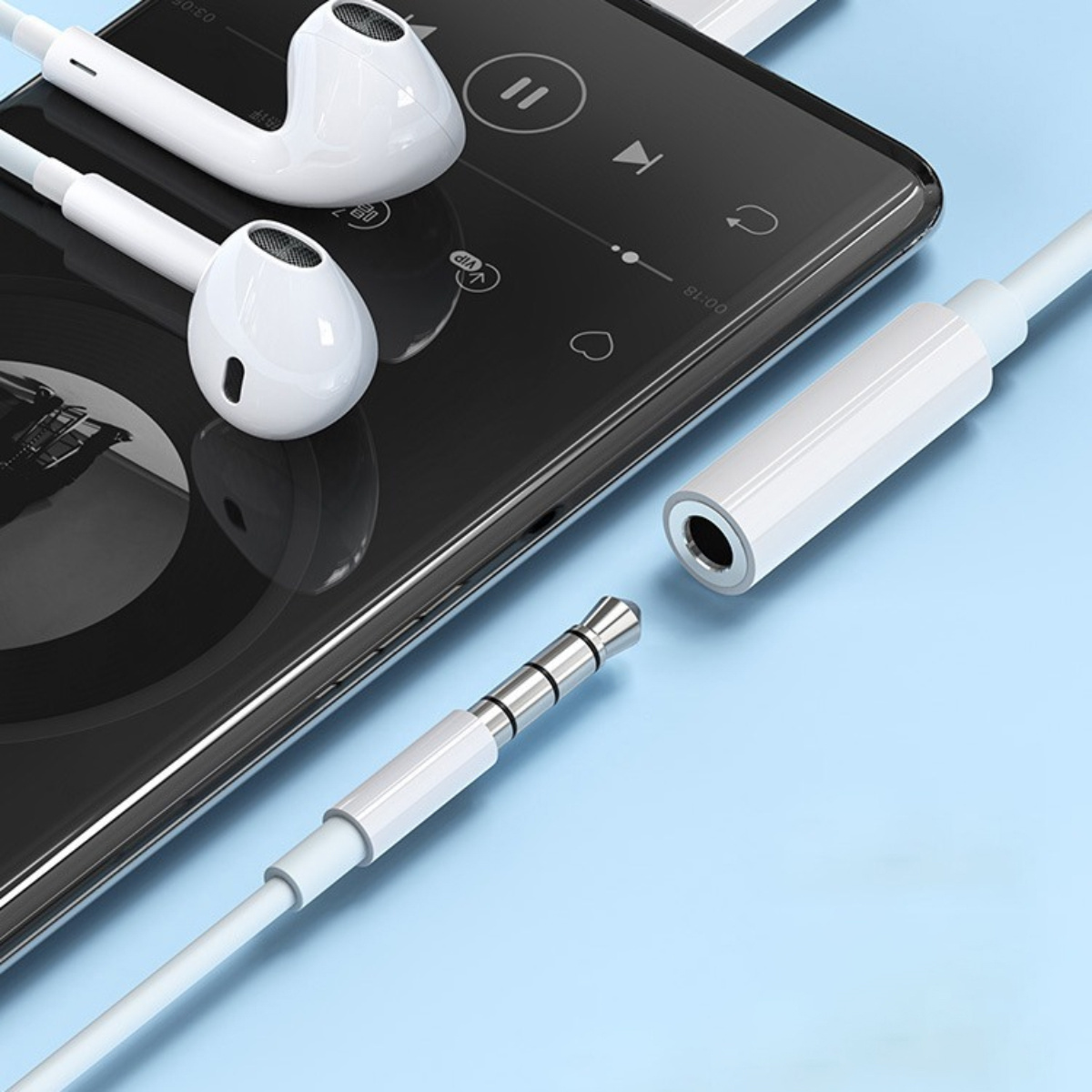 Weiße Kopfhörer, Adapter und Klinke liegen auf einem schwarzen Telefon, das Musik abspielt. Der Hintergrund ist hellblau.