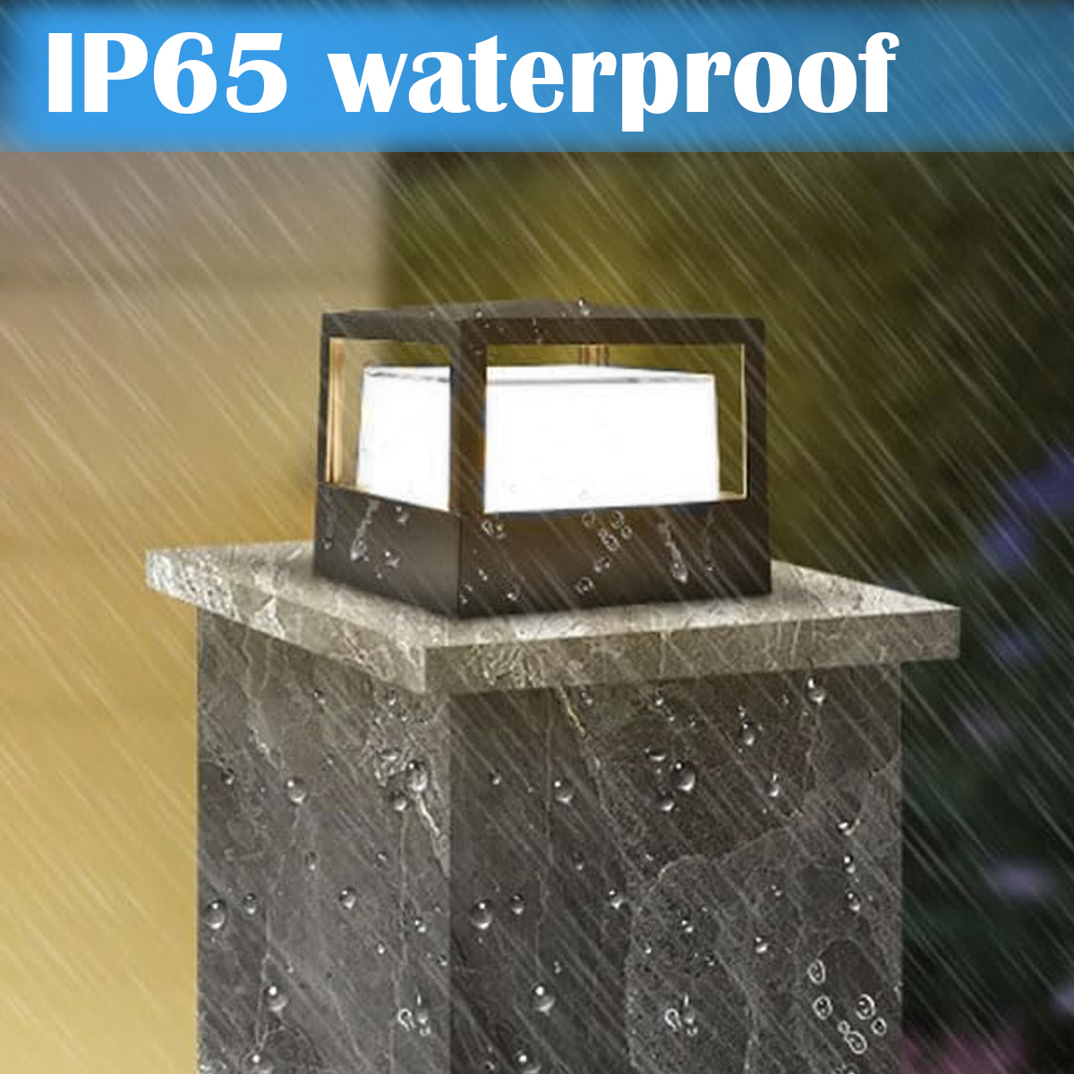 Eine moderne Außenleuchte auf einem Steinsockel im Regen. Die Leuchte ist schwarz mit weißem Licht, mit IP65 wasserdichtem Text.