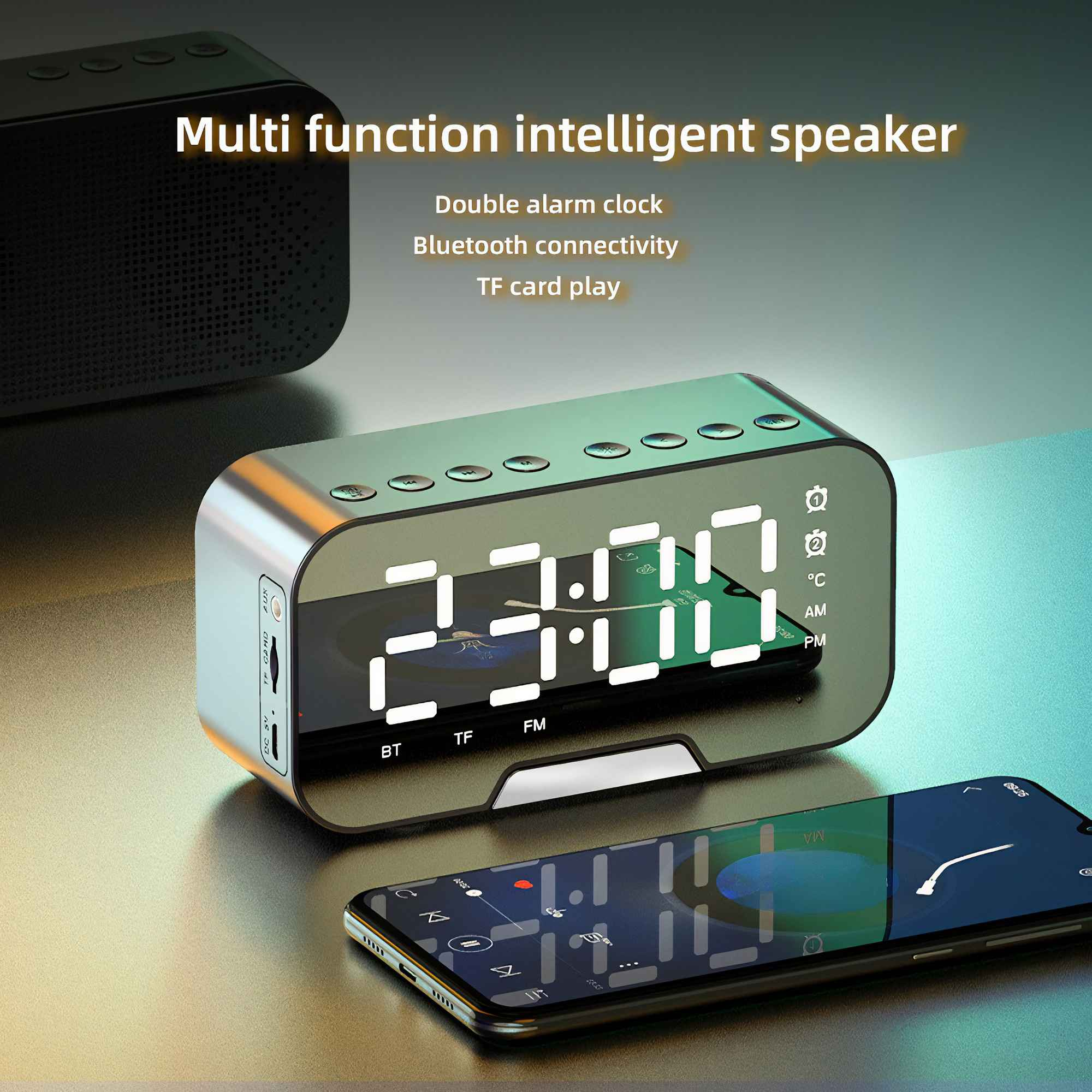 Eine Digitaluhr mit 23:00 Uhr, ein Telefon mit Musiksteuerungen und ein Lautsprecher. Es hat Bluetooth- und TF-Karten-Funktionen.