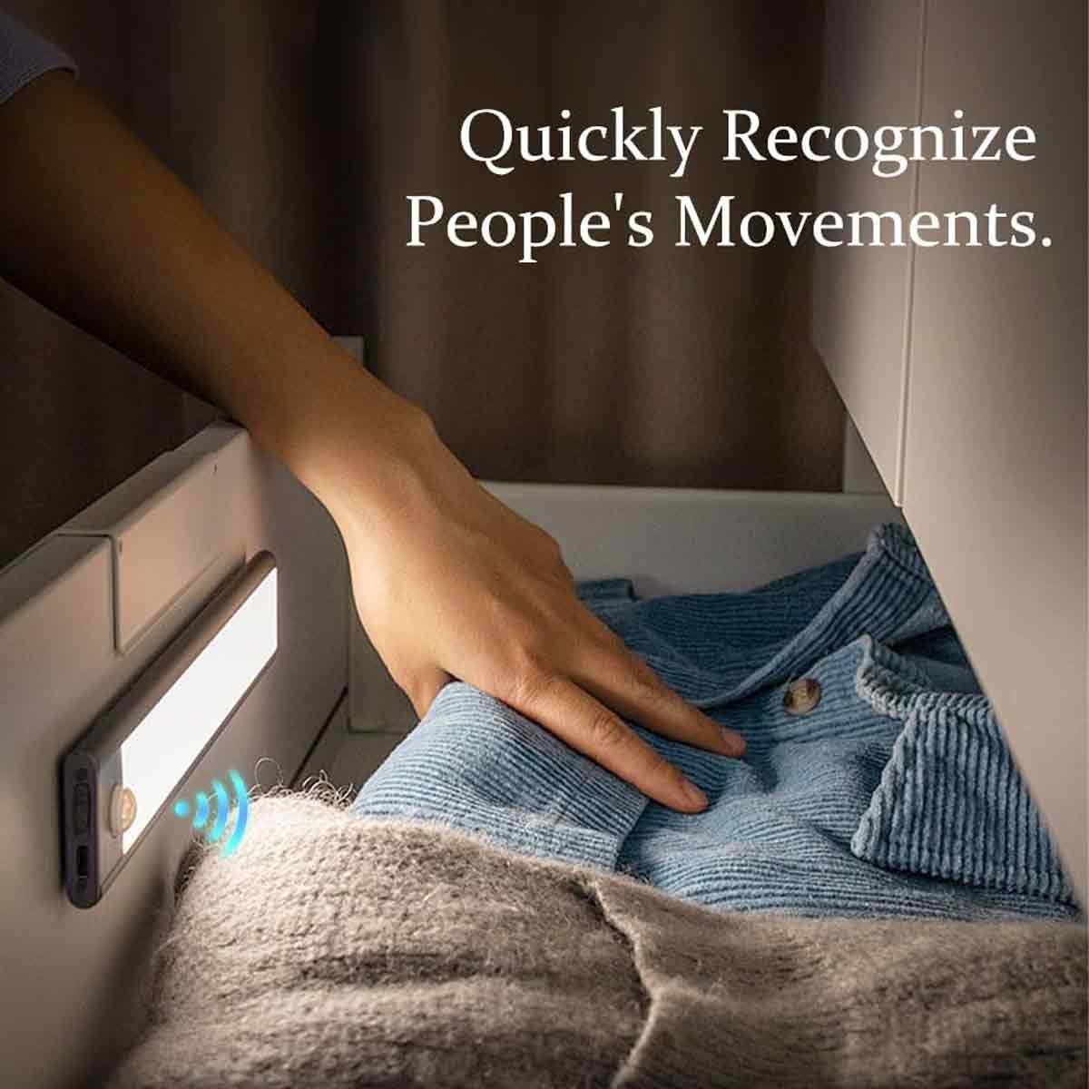 Eine Hand greift in eine Schublade mit Kleidung, beleuchtet von einem Licht. Text: Bewegungen von Menschen schnell erkennen.