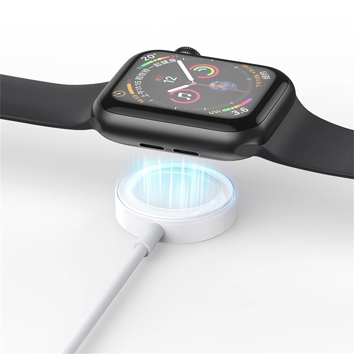 Schwarze Smartwatch auf einer weißen Ladestation mit weißem Kabel. Die Uhr zeigt die Uhrzeit. Der Hintergrund ist weiß.