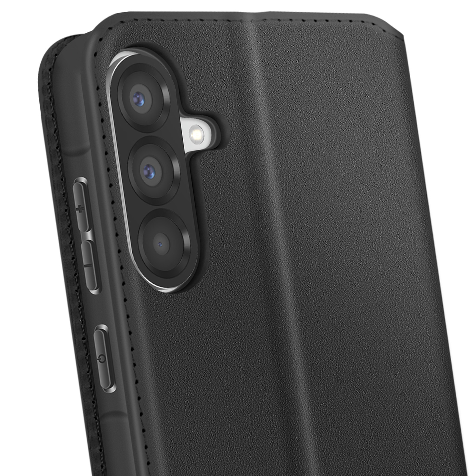 Primo piano di una custodia per telefono nera. Sono visibili tre obiettivi della fotocamera. La custodia ha un aspetto in pelle strutturata.