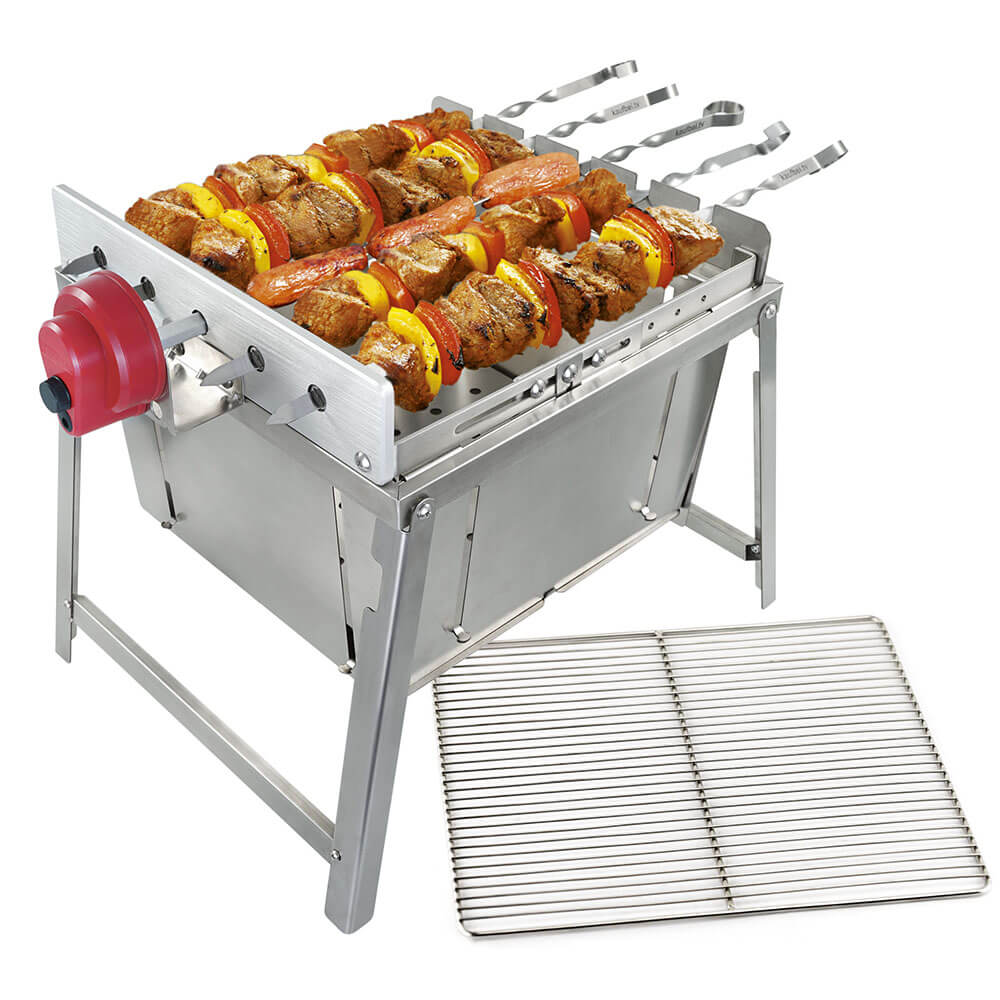 Ein Edelstahl-Grill mit Spießen aus gegrilltem Fleisch, Gemüse und einem separaten Grillrost auf weißem Hintergrund.