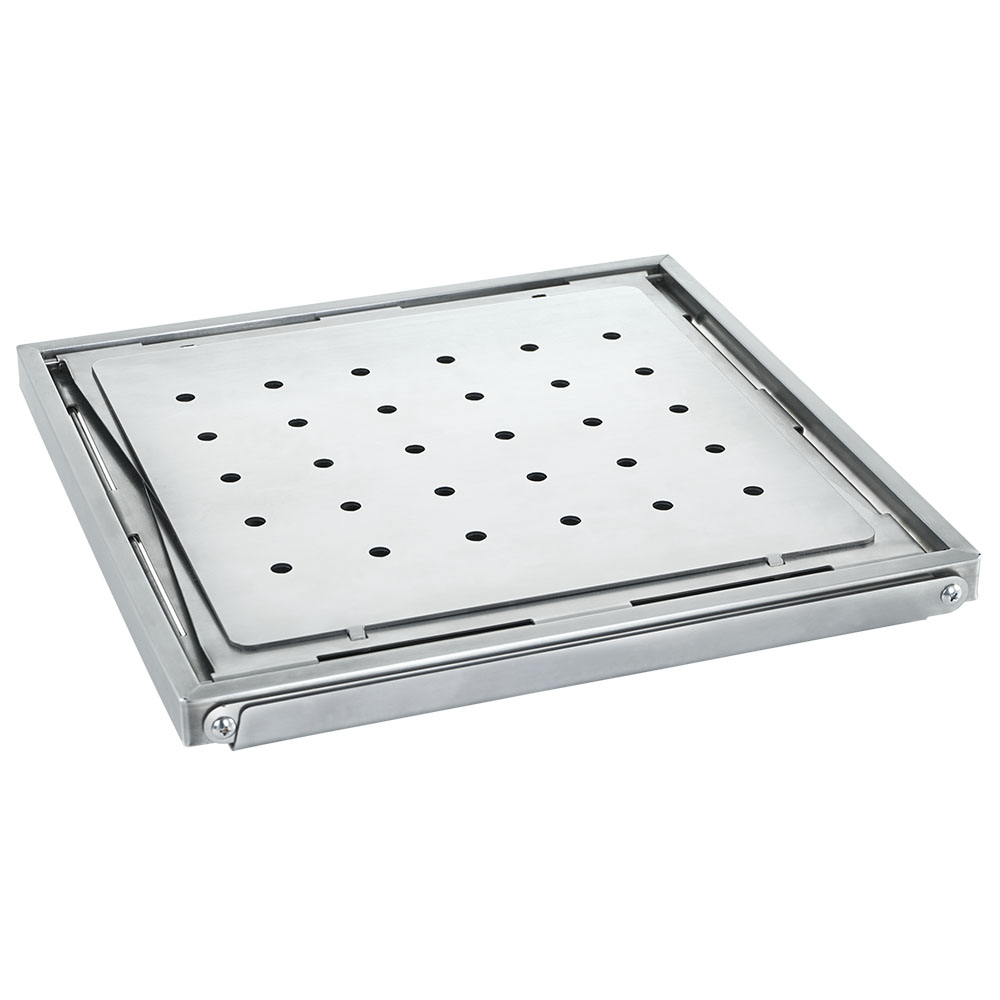 Ein quadratischer Grill aus Edelstahl. Er hat eine perforierte obere Platte mit vielen kleinen runden Löchern und einen ausgeklappten Teil.