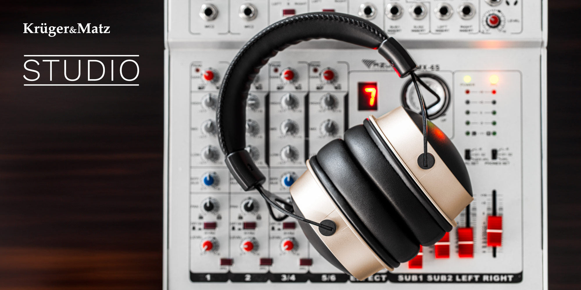 Widok z góry na mikser z słuchawkami. Słuchawki są czarne i złote. Mikser ma czerwone i białe przyciski.