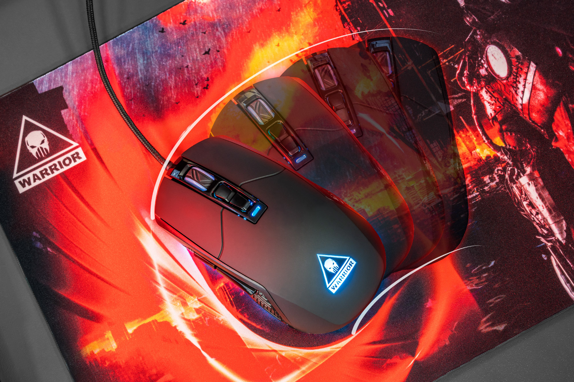 Kilka czarnych myszy do gier na czerwono-czarnej podkładce, z logo czaszki i napisem WARRIOR.