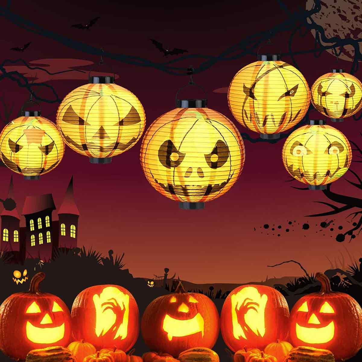 Halloween-Szene mit Kürbislaternen und Papierlaternen. Kürbisse und Laternen mit geschnitzten Gesichtern leuchten vor dunklem Himmel.